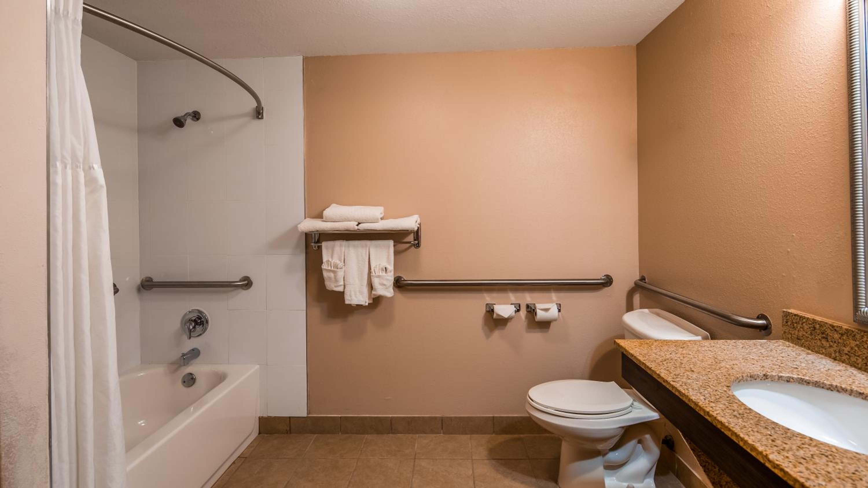 King Room - Disability Access Tub - Photo 4