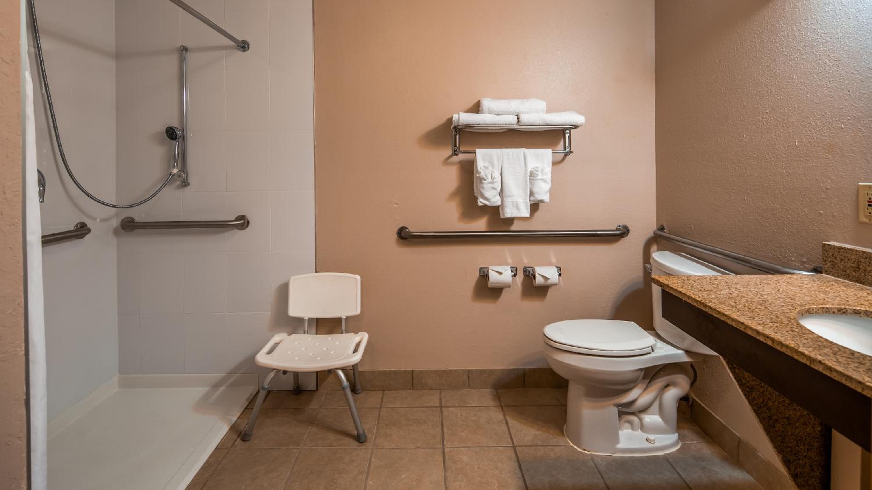 King Room with Roll-In Shower - Mobility Access/Communication Assistance - Photo 5