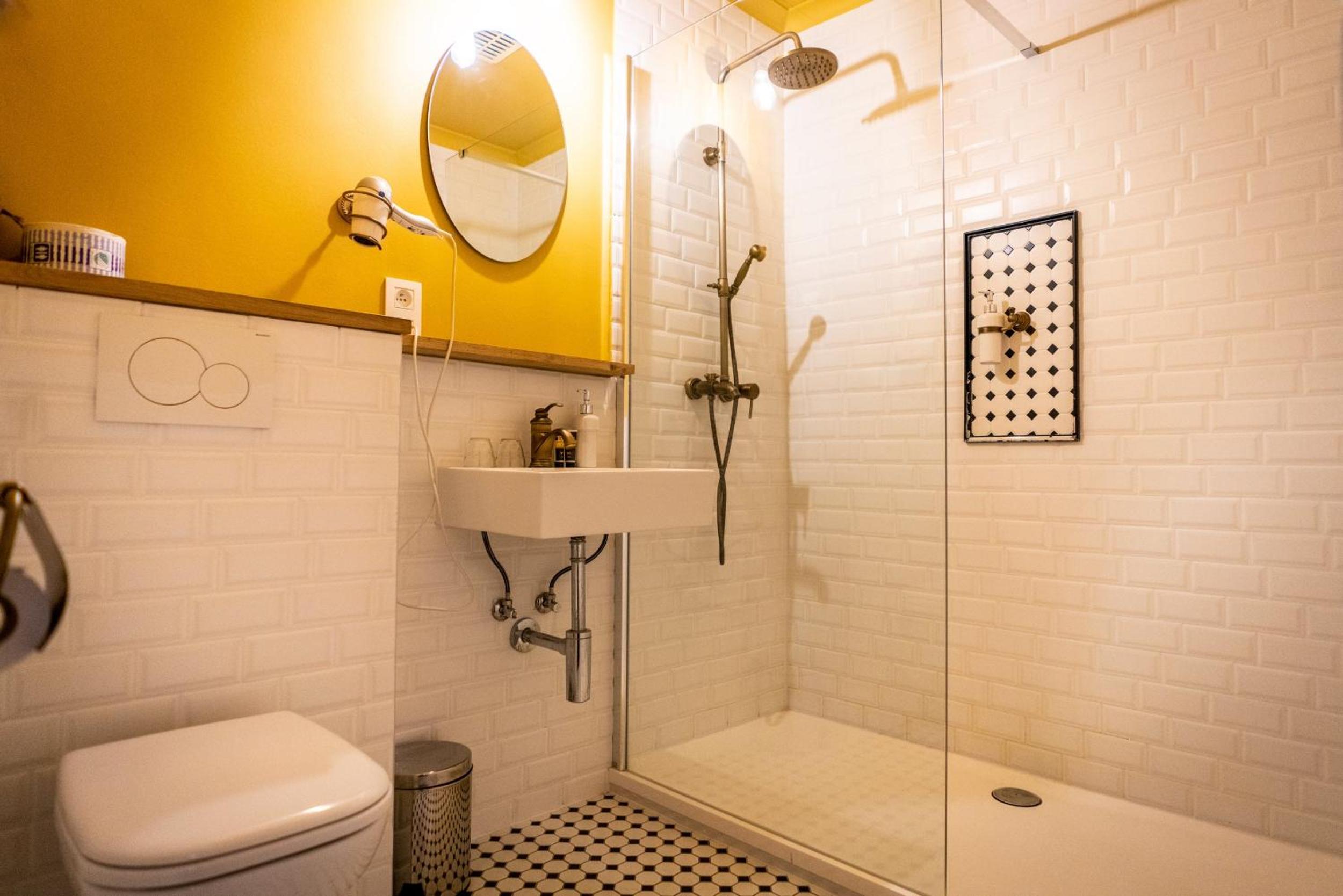 Standard Twin Room with Private Bathroom photo 2
