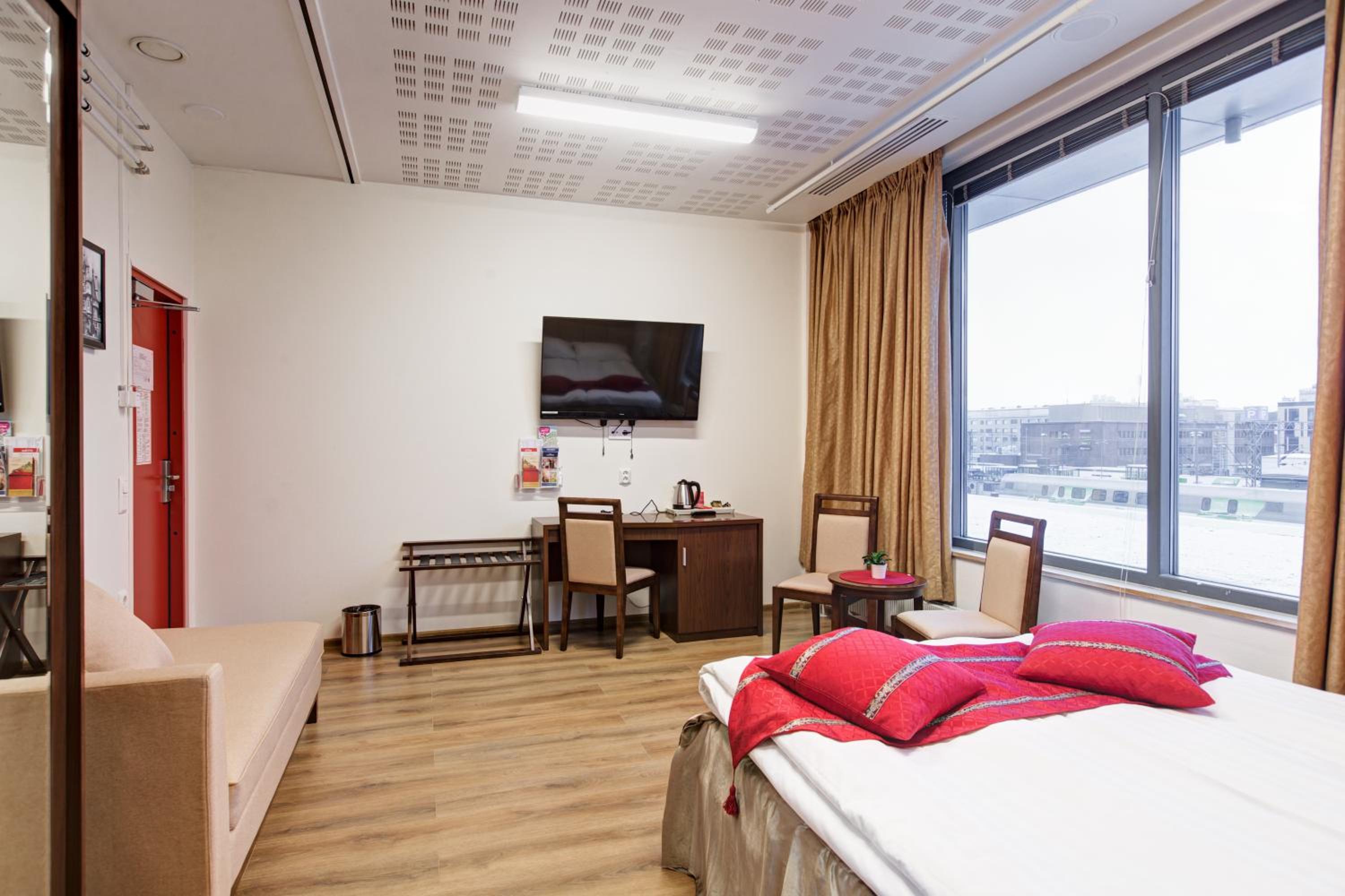Deluxe Double Room (2 Adults + 1 Child) photo 3