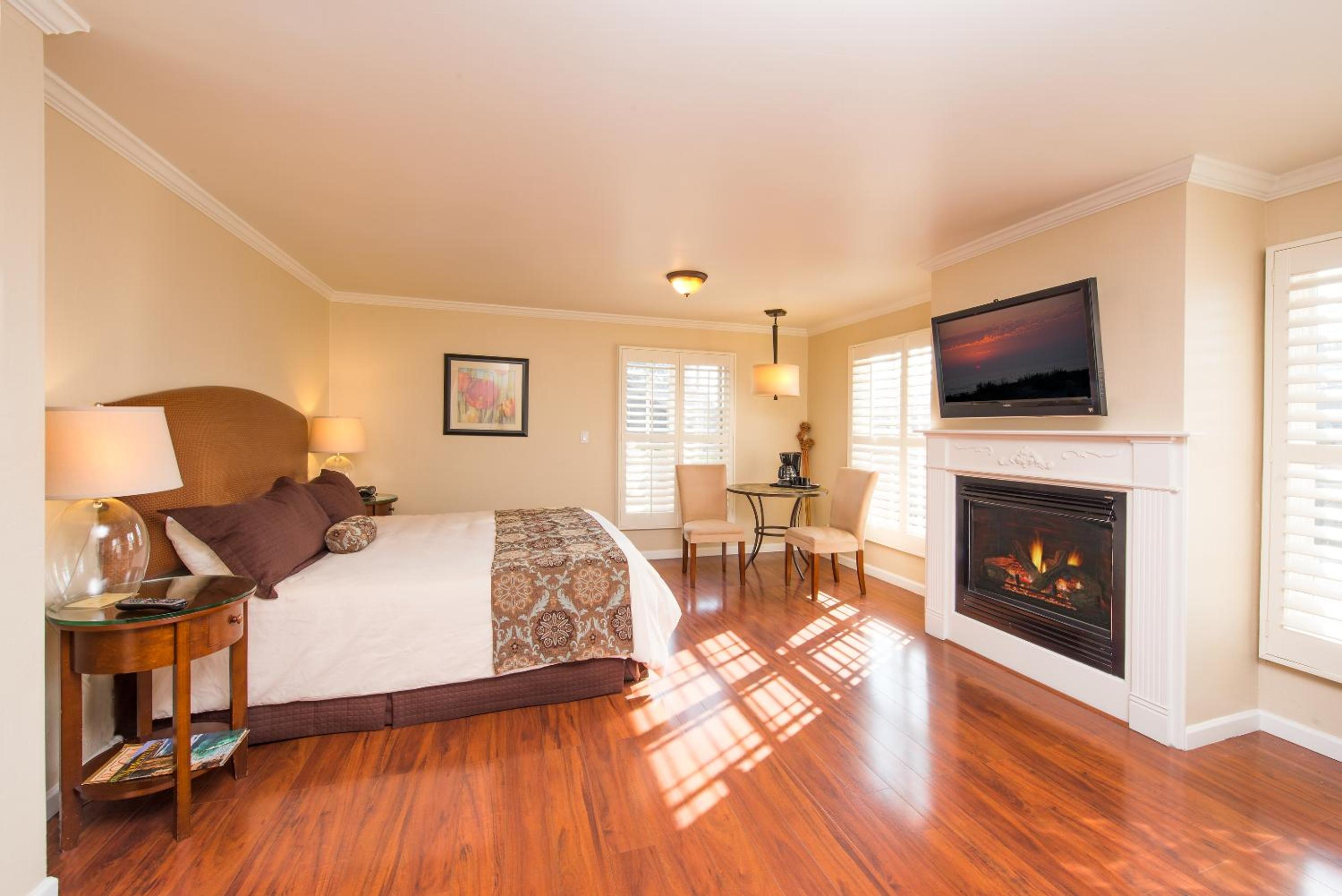 King Room with Fireplace - Photo 1
