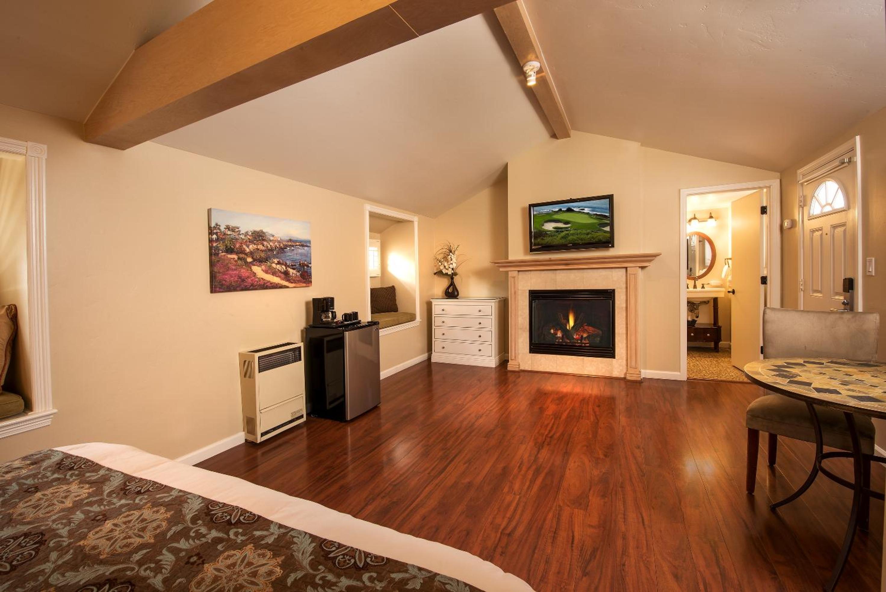 King Room with Fireplace - Photo 2