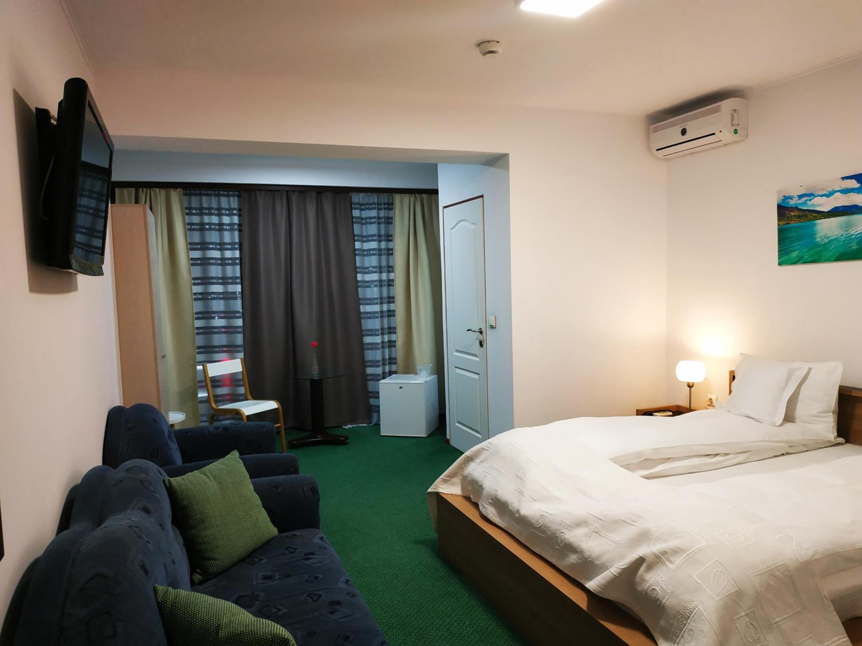 Standard Double Room - Photo 9
