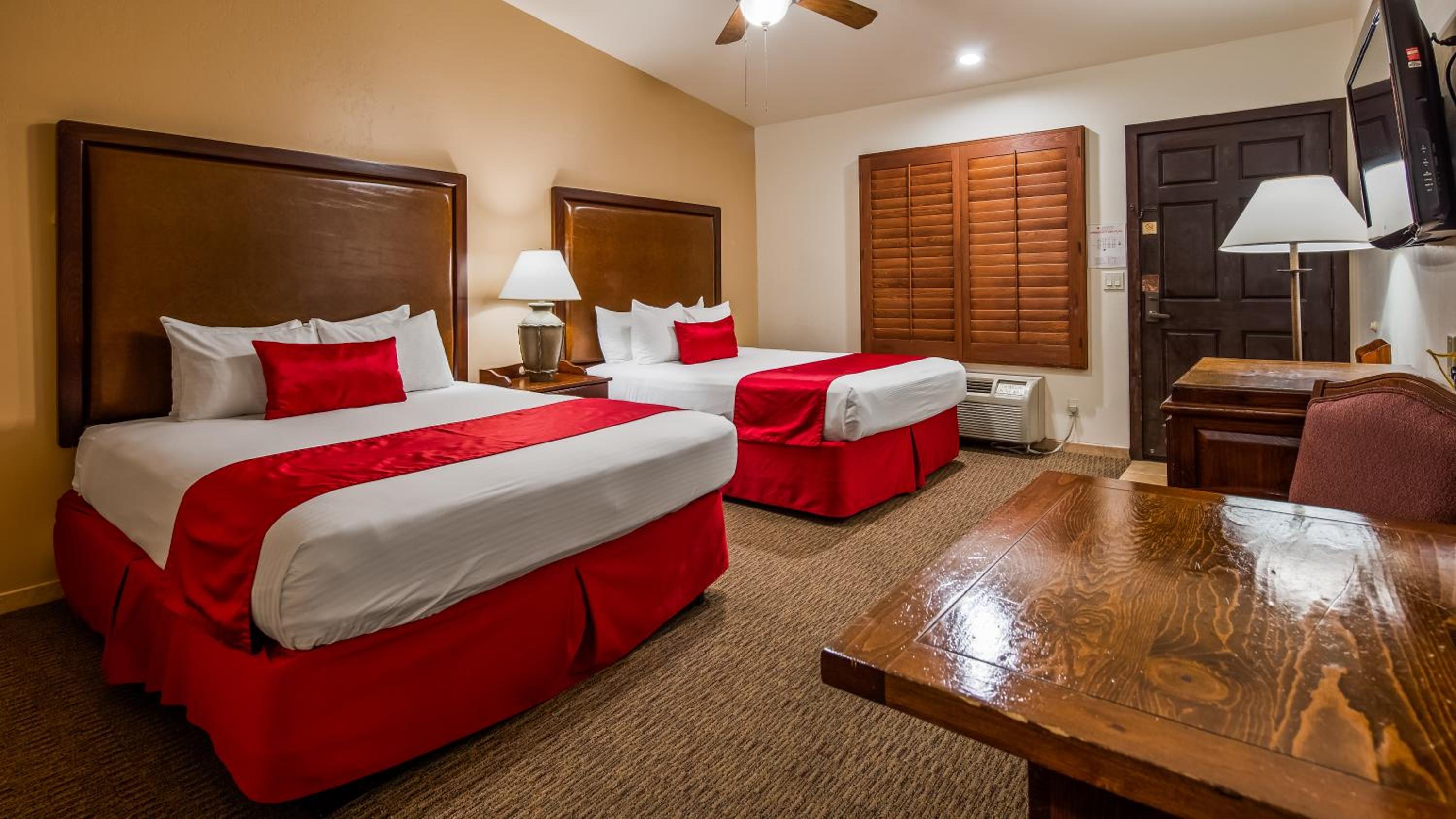 Queen Room with Two Queen Beds with Sofa Bed - Photo 4