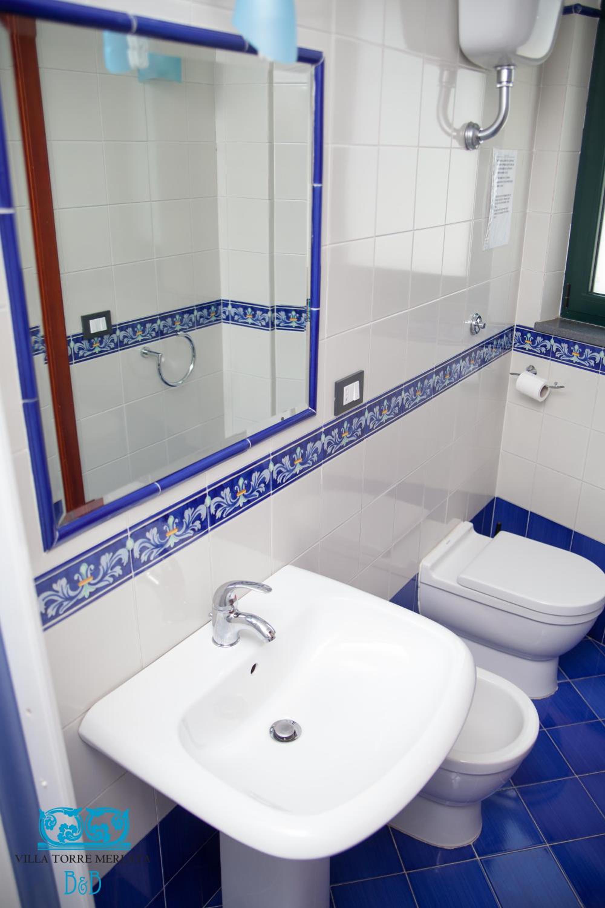 Quadruple Room with Private Bathroom photo 3