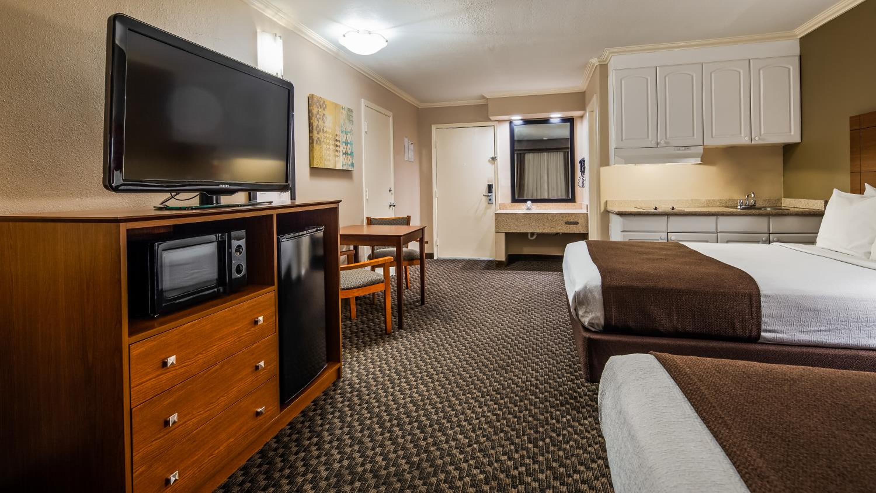 Queen Room with Two Queen Beds and Kitchenette - Non-Smoking - Photo 9