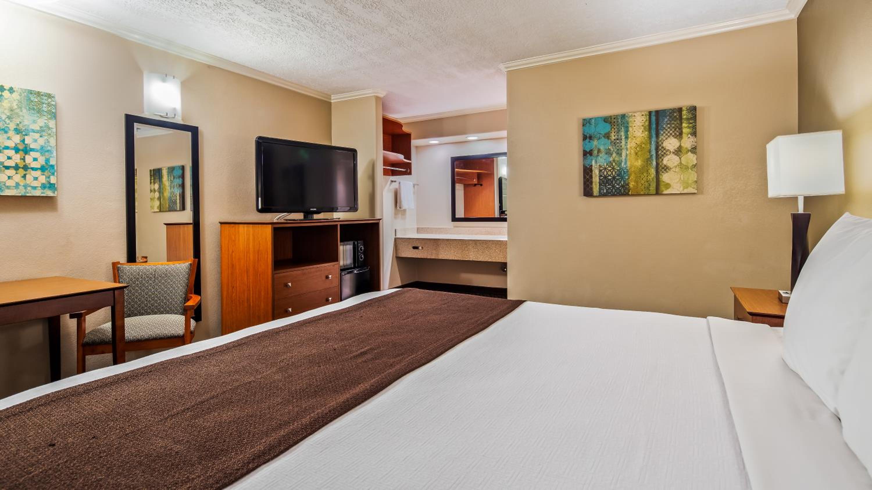 King Room - Non-Smoking - Photo 6
