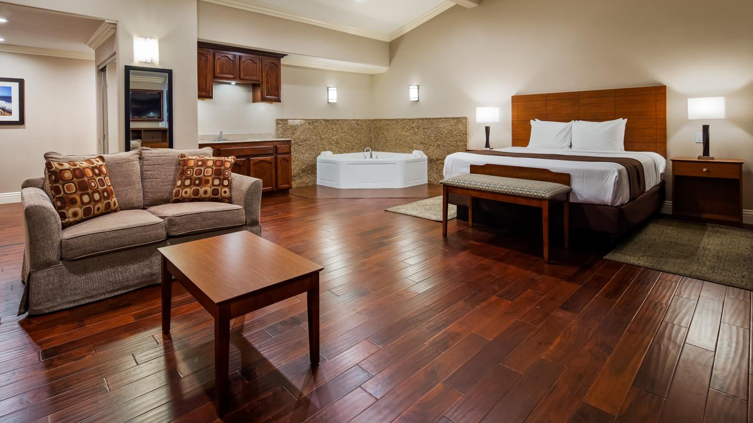 King Suite with Spa Bath - Non-Smoking photo 2