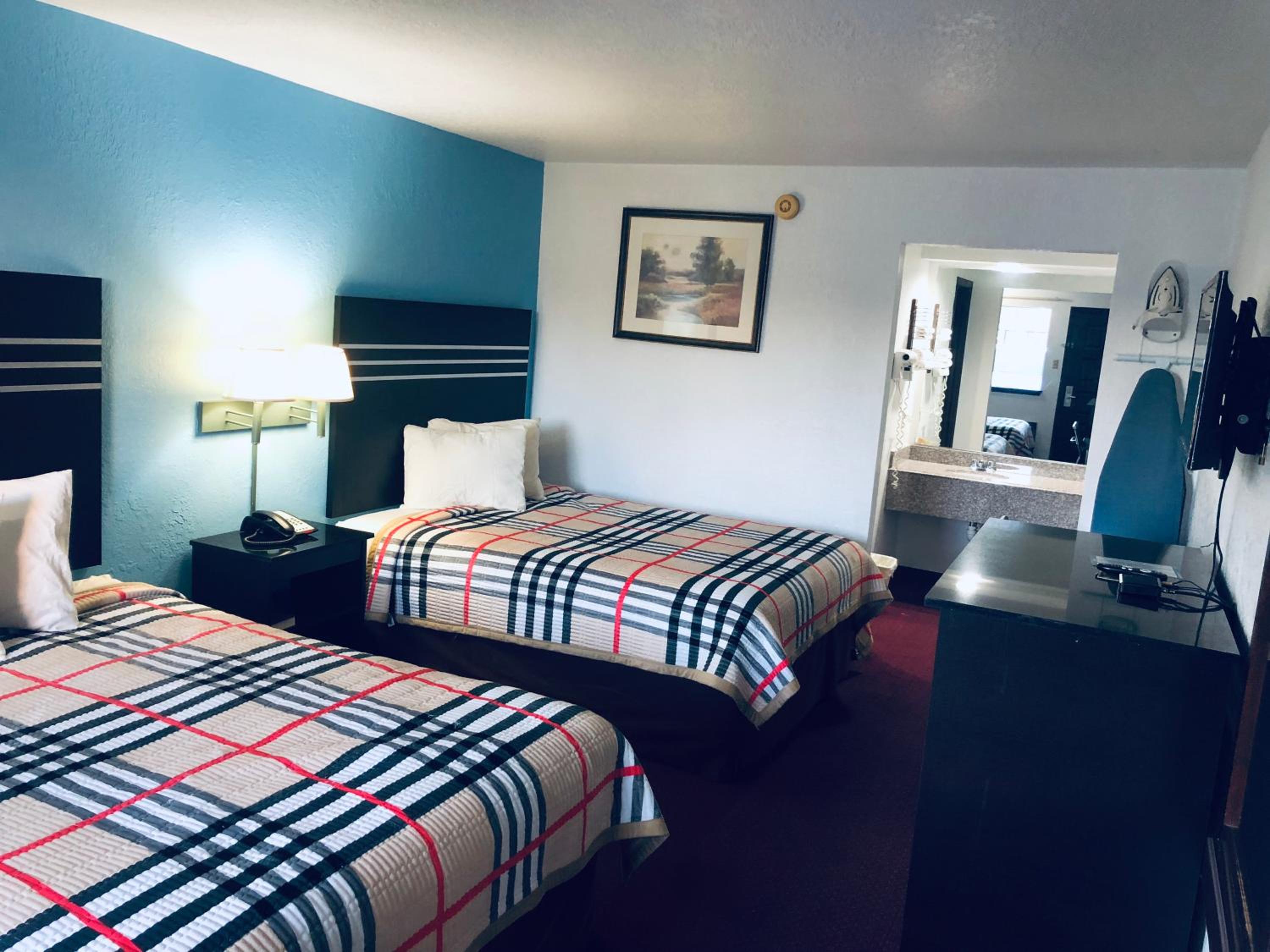 Queen Room with Two Queen Beds - Non Smoking photo 1