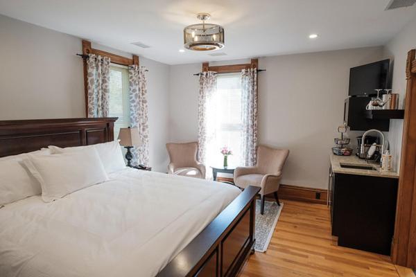 Deluxe King Suite photo 3