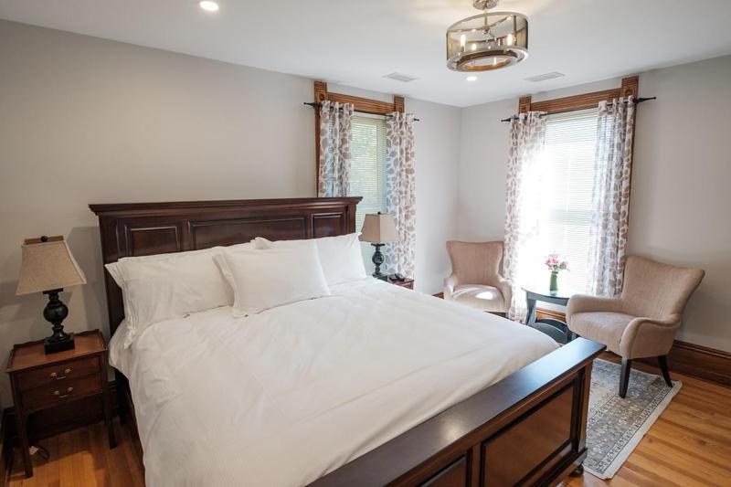 Deluxe King Suite photo 1