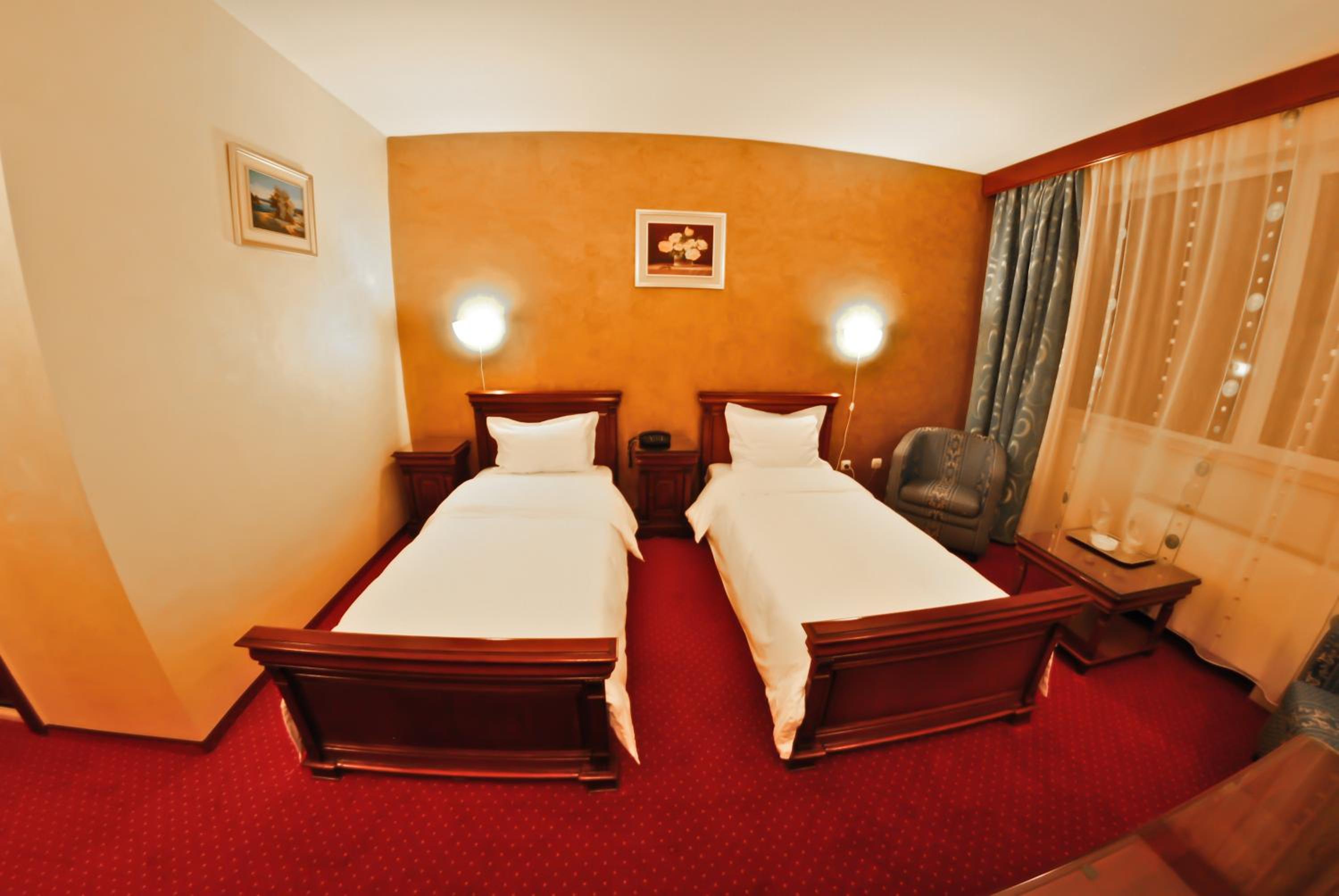 Standard Twin Room - Photo 13