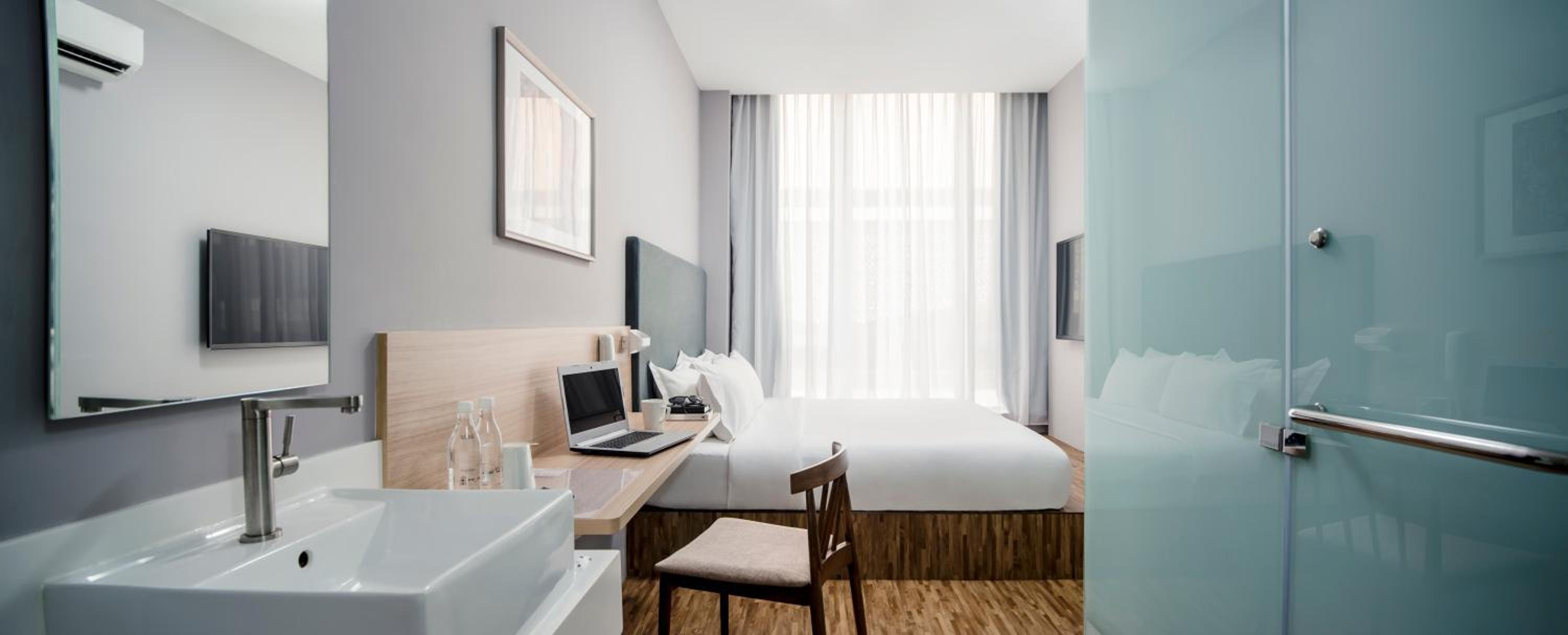 Deluxe King Room - Photo 1
