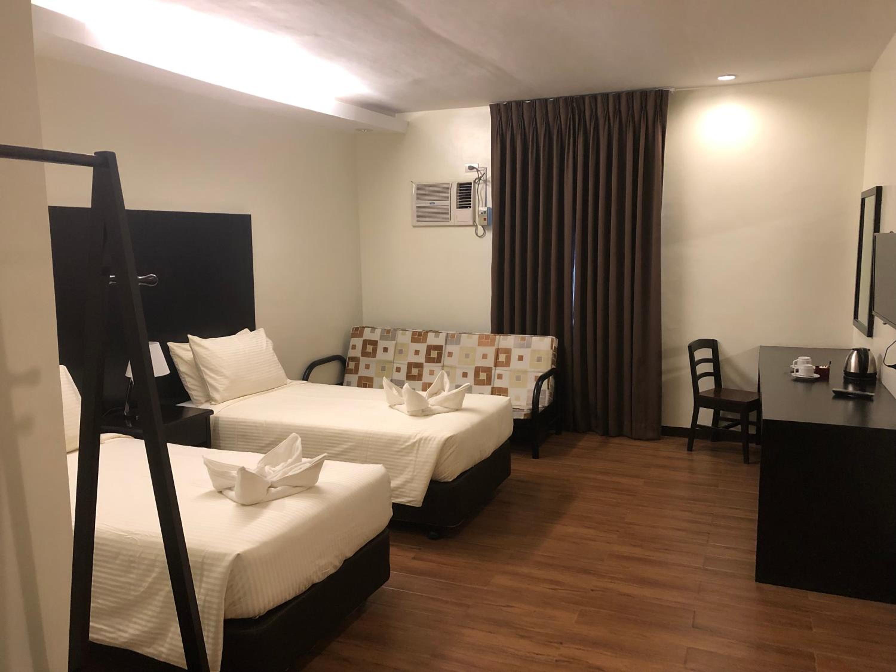 Deluxe Family Suite - Photo 1
