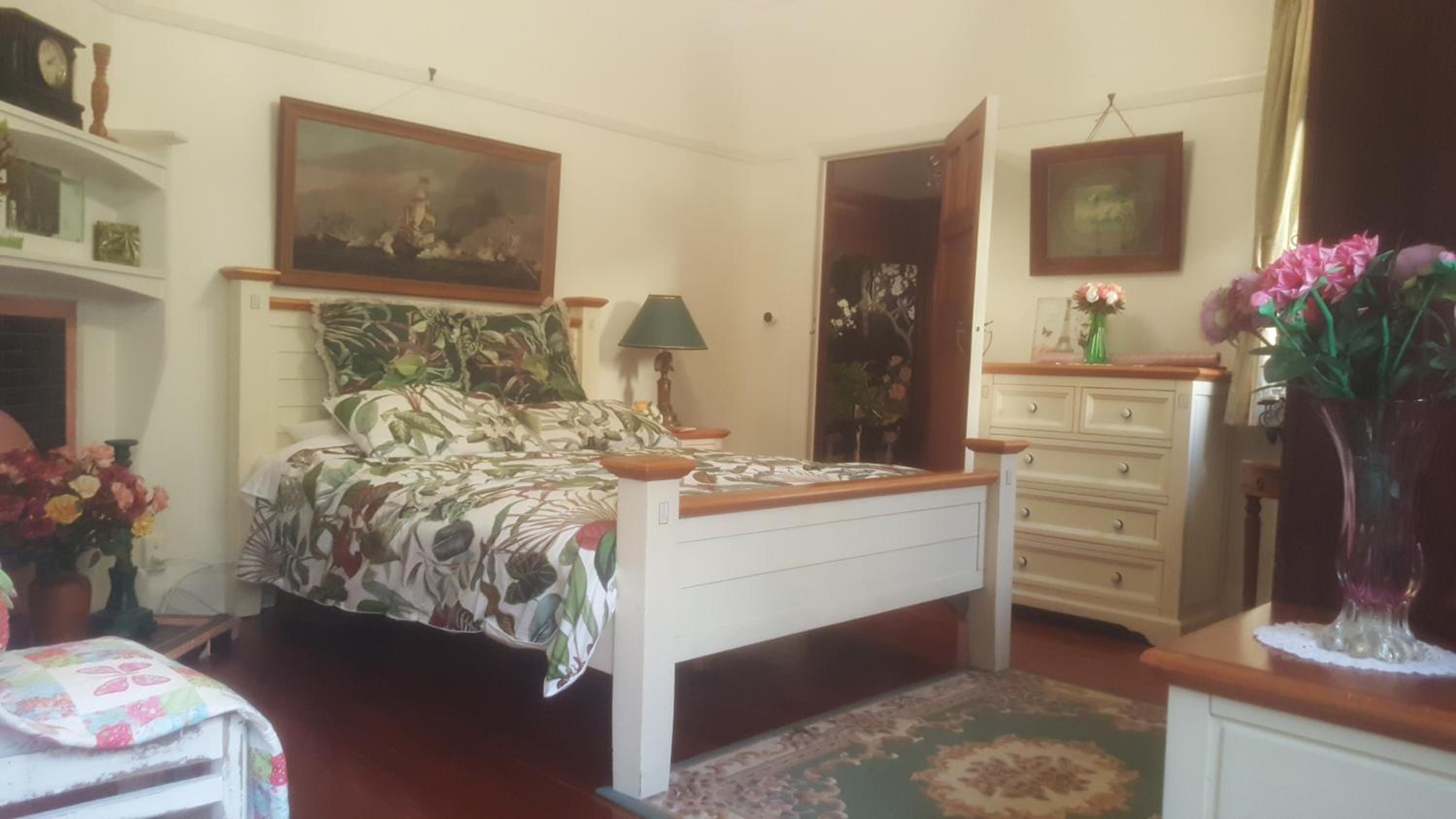 Deluxe Queen Room - Photo 8