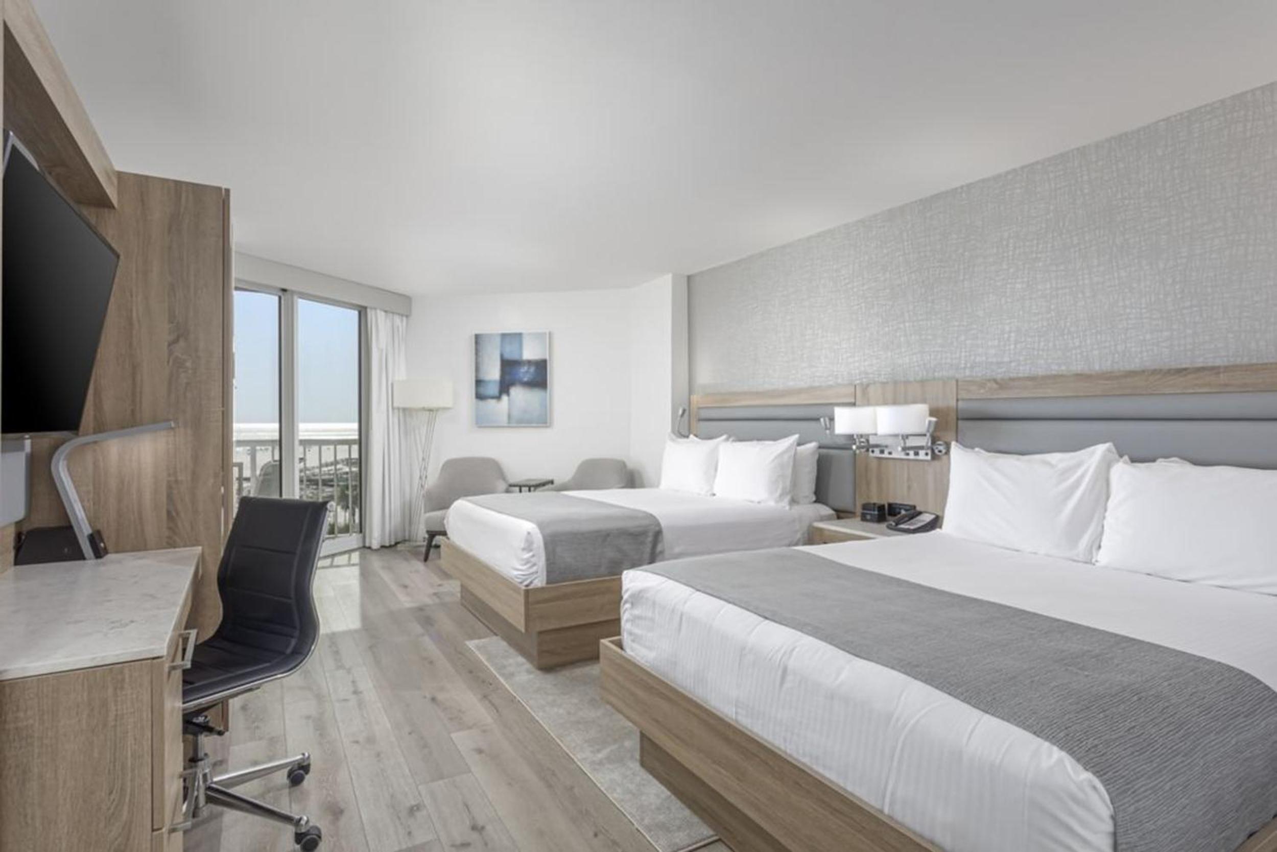 Standard Queen Room with Partial Gulf View - Mobility/Hearing Accessible with Roll-In Shower
