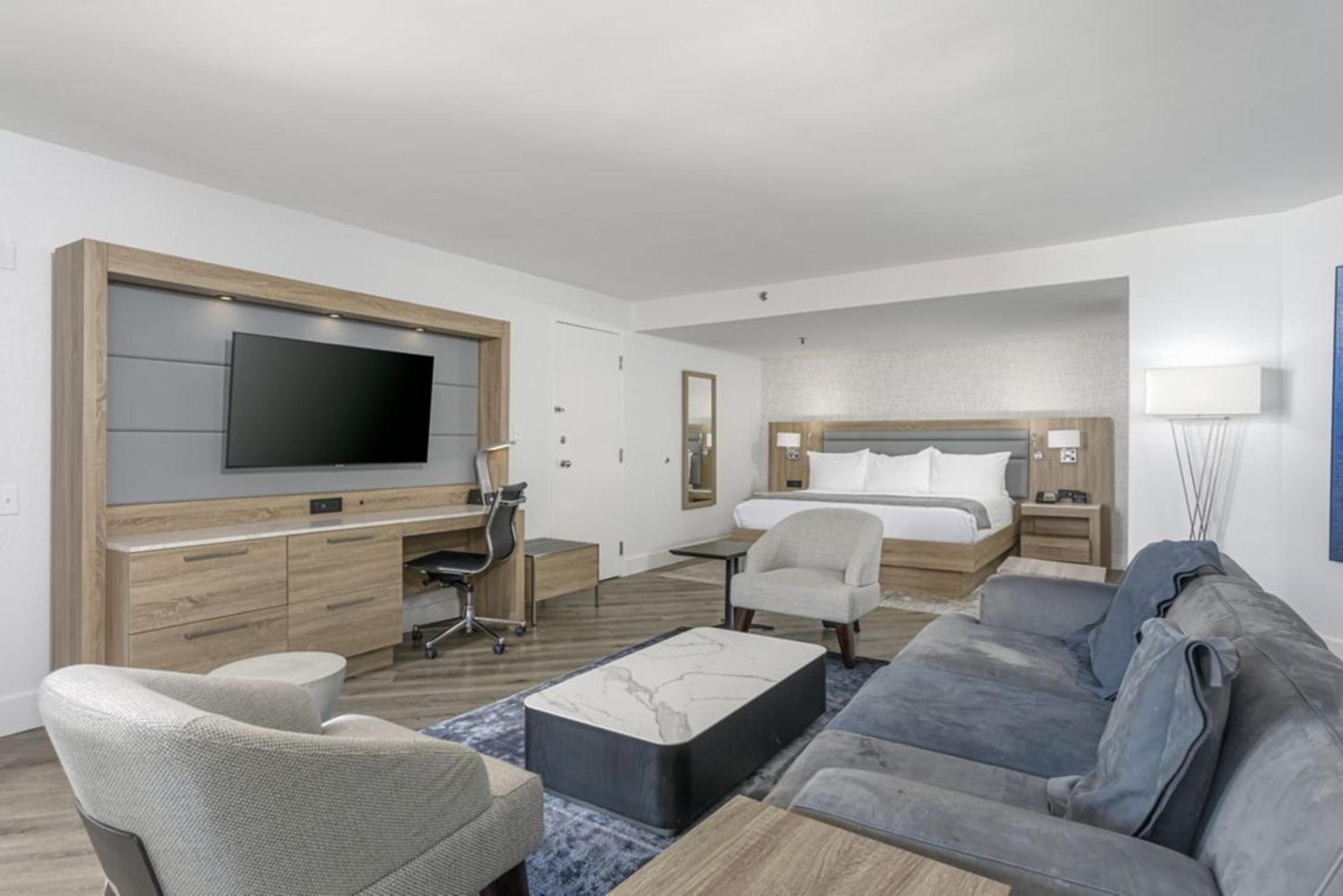 King Junior Suite with Pool View