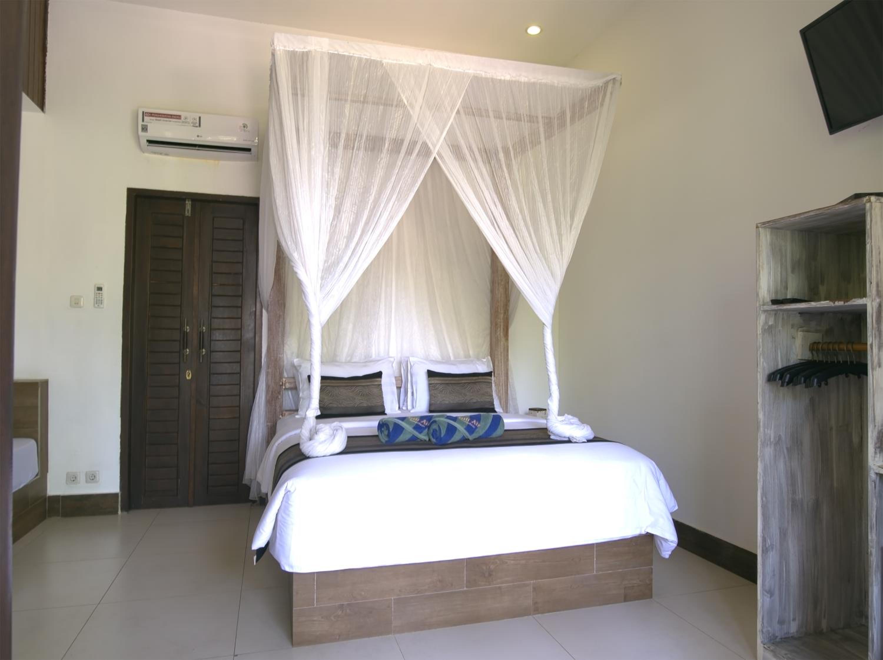 Triple Room with Pool View photo 3