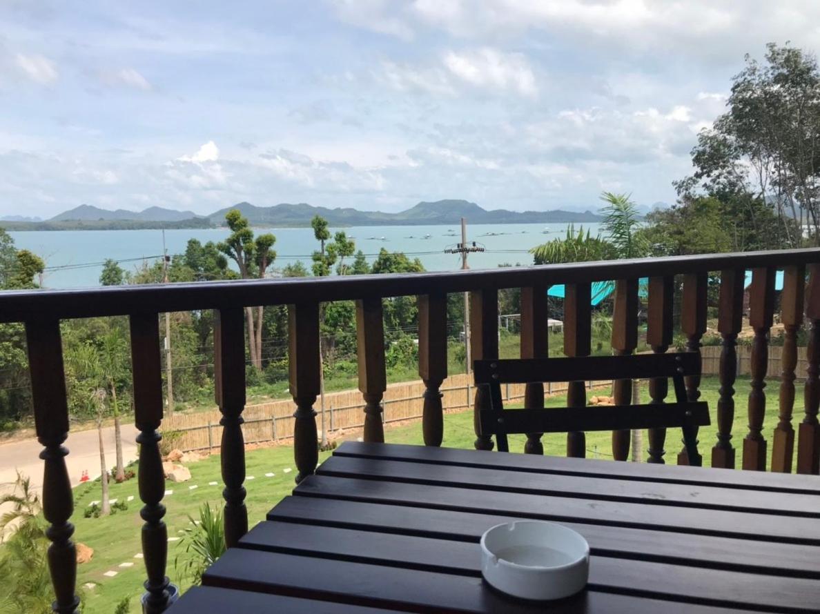 Deluxe Twin Room with Sea View photo 2