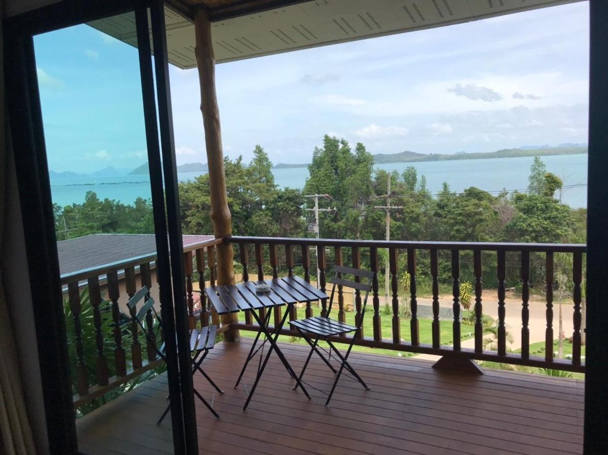 Deluxe Twin Room with Sea View photo 3