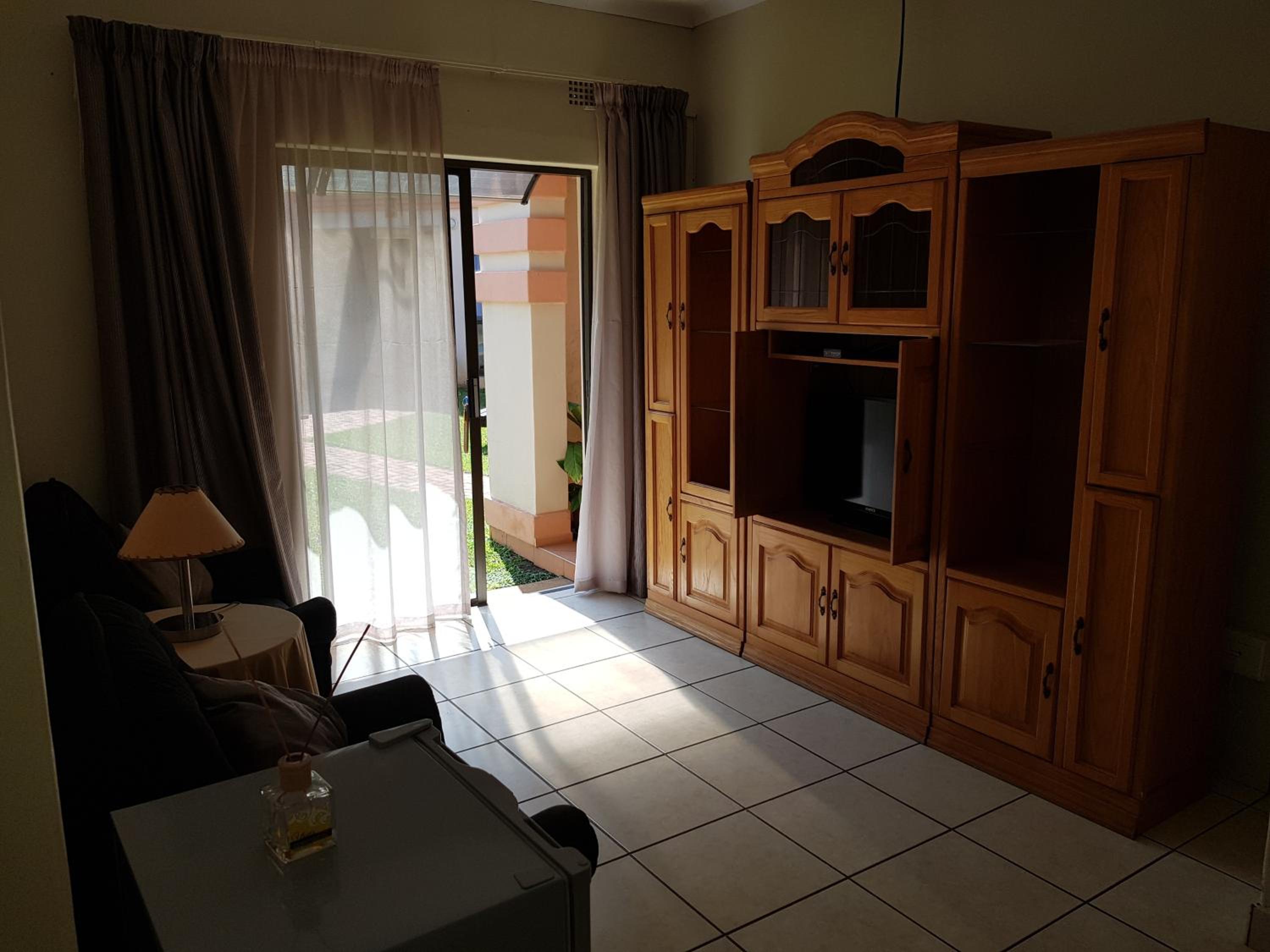 Queen Suite with Pool View photo 2