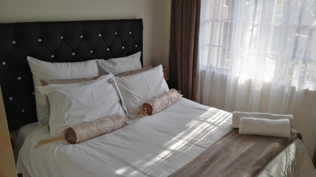 Queen Suite with Pool View photo 1