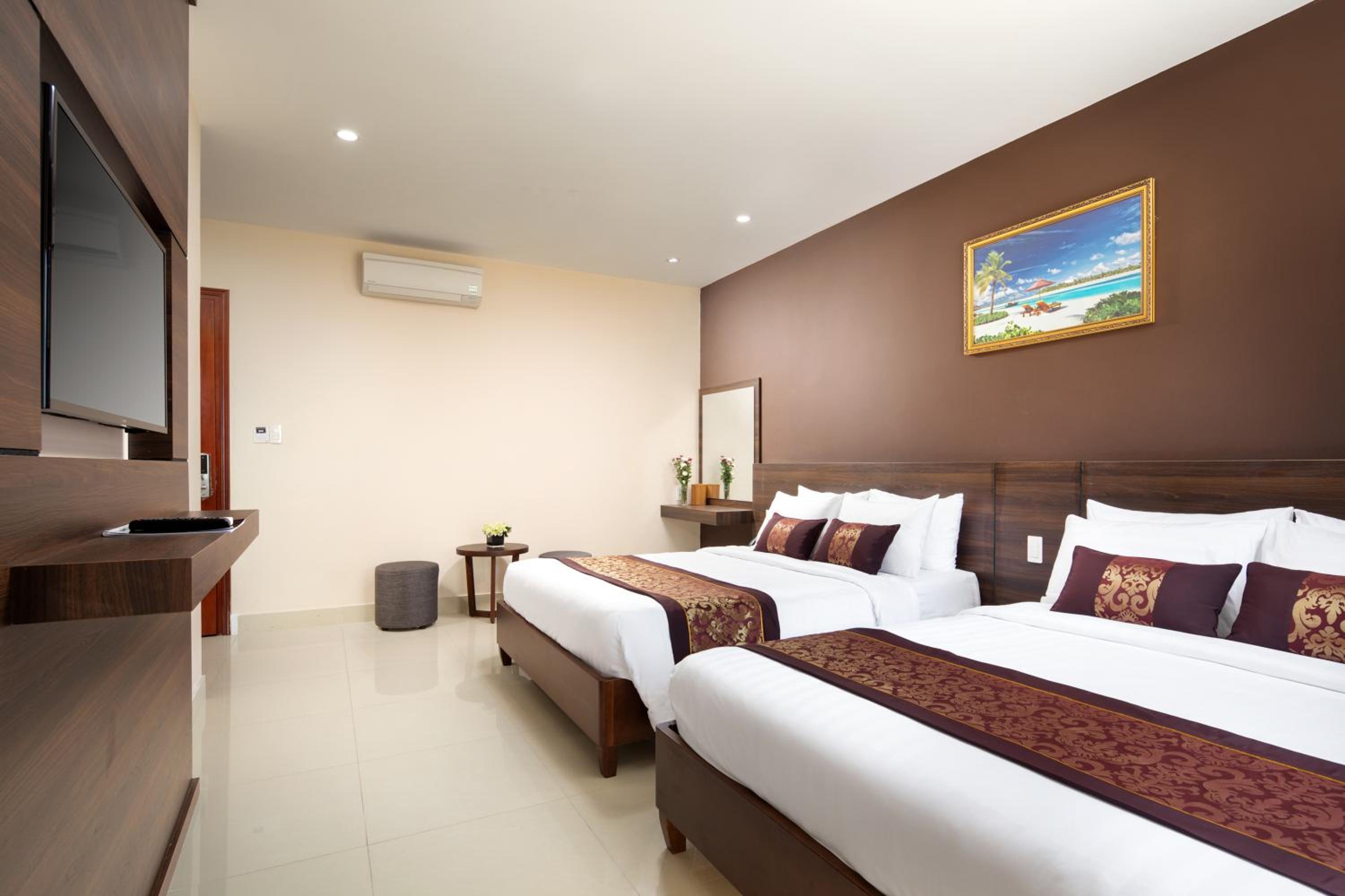 Superior Triple Room (No Window) photo 3