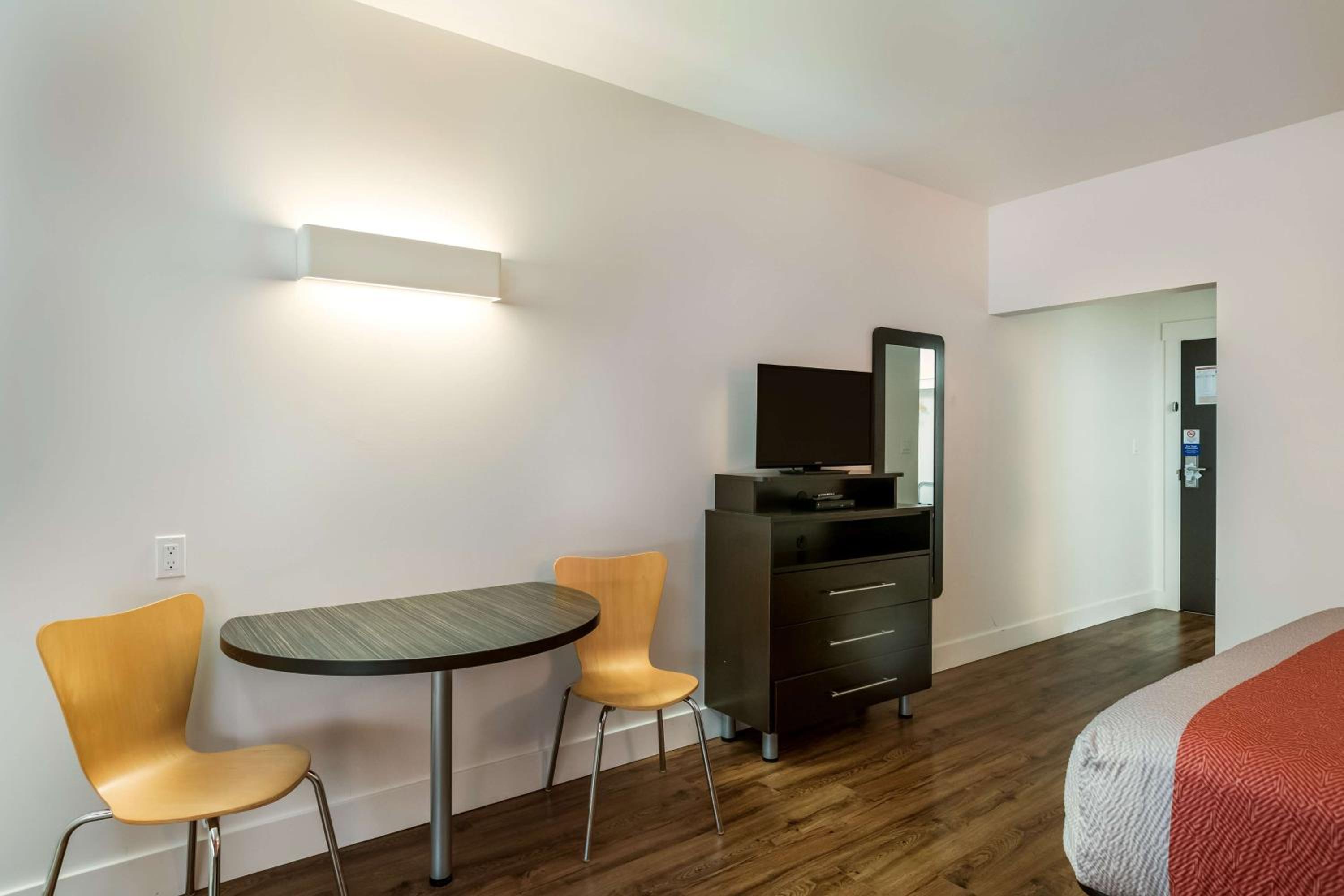 Deluxe King Room - Non-Smoking - Photo 1