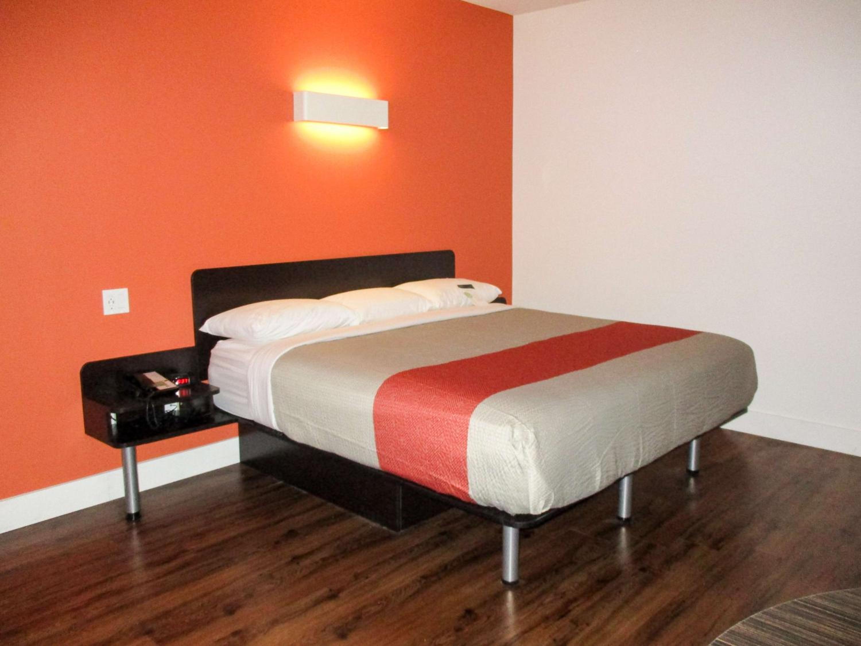 Deluxe King Room - Non-Smoking - Photo 3