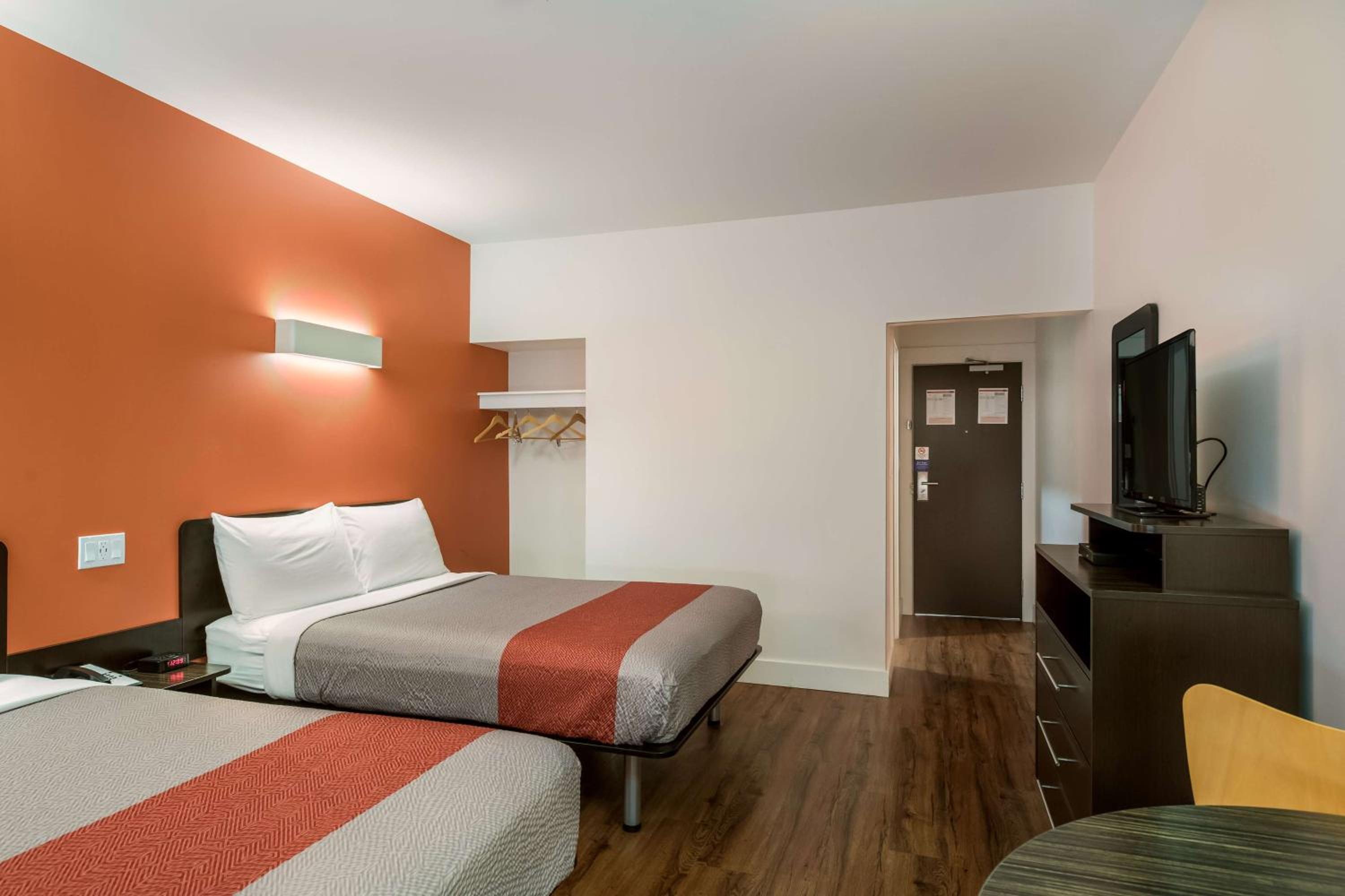 Deluxe Queen Room with Two Queen Beds - Non-Smoking - Photo 2