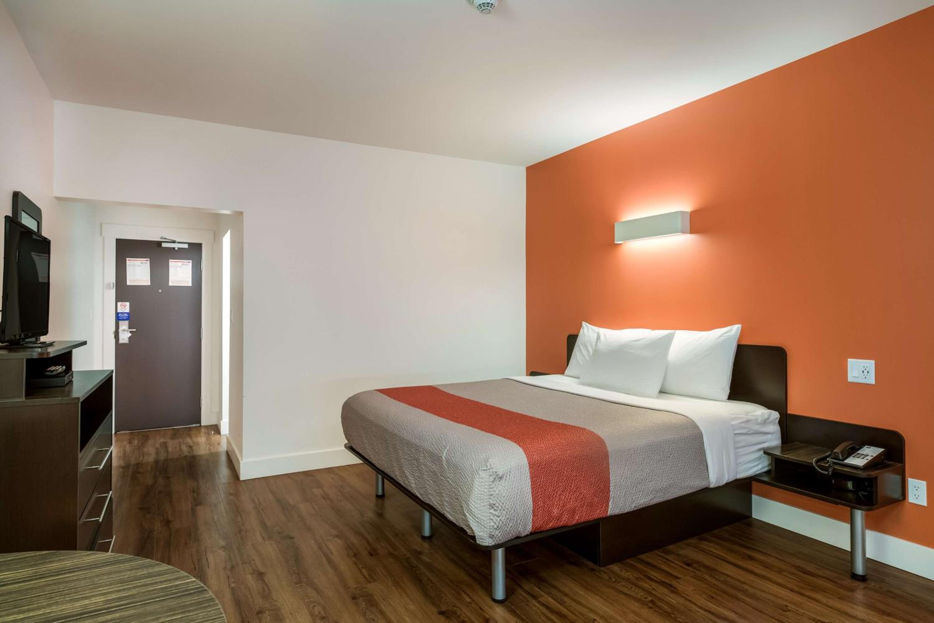 Deluxe King Room - Non-Smoking - Photo 4