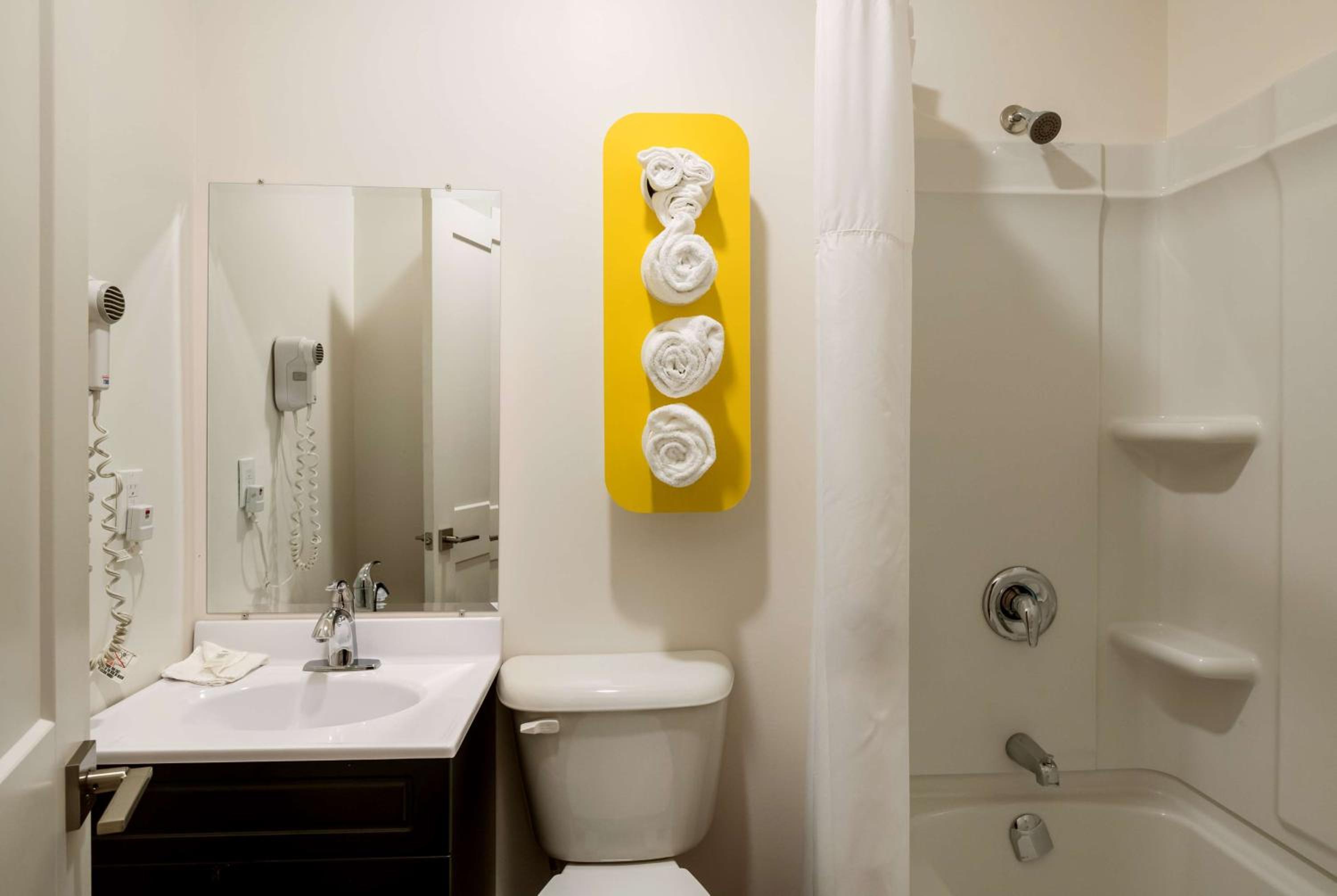 Deluxe King Room - Non-Smoking - Photo 7
