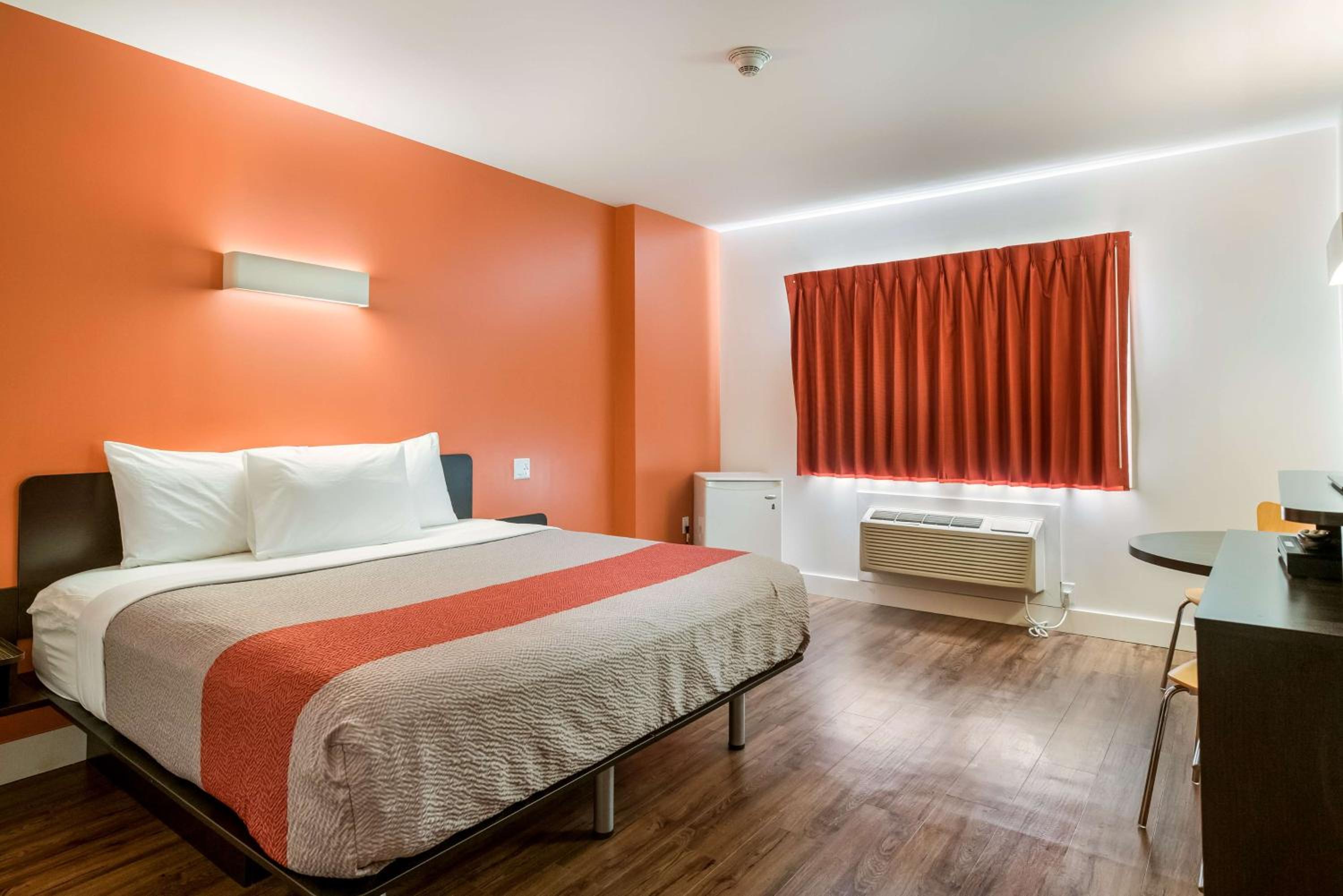 Deluxe King Room - Non-Smoking - Photo 2