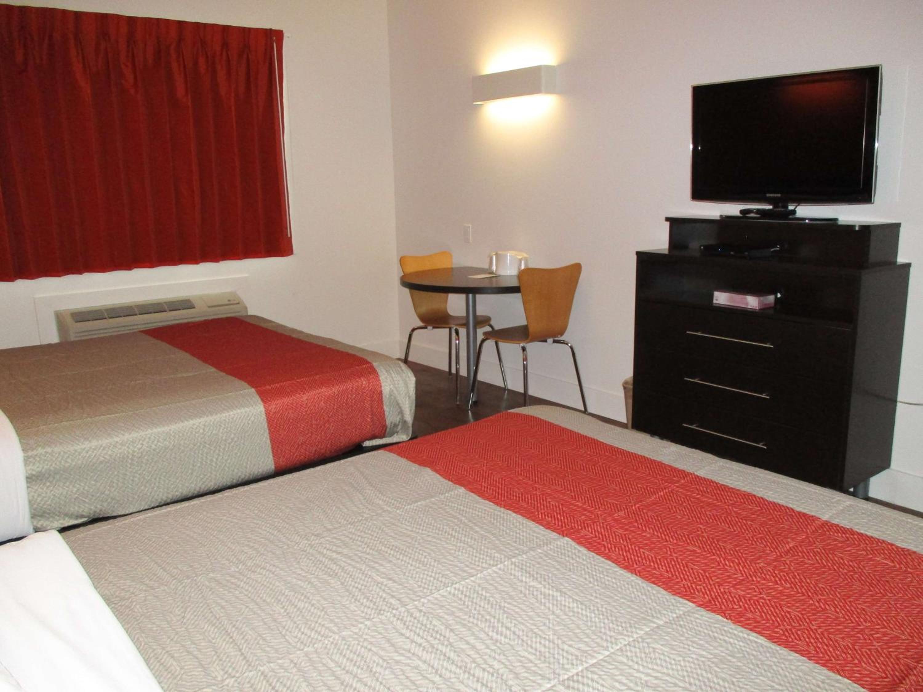 Deluxe Queen Room with Two Queen Beds - Non-Smoking - Photo 4