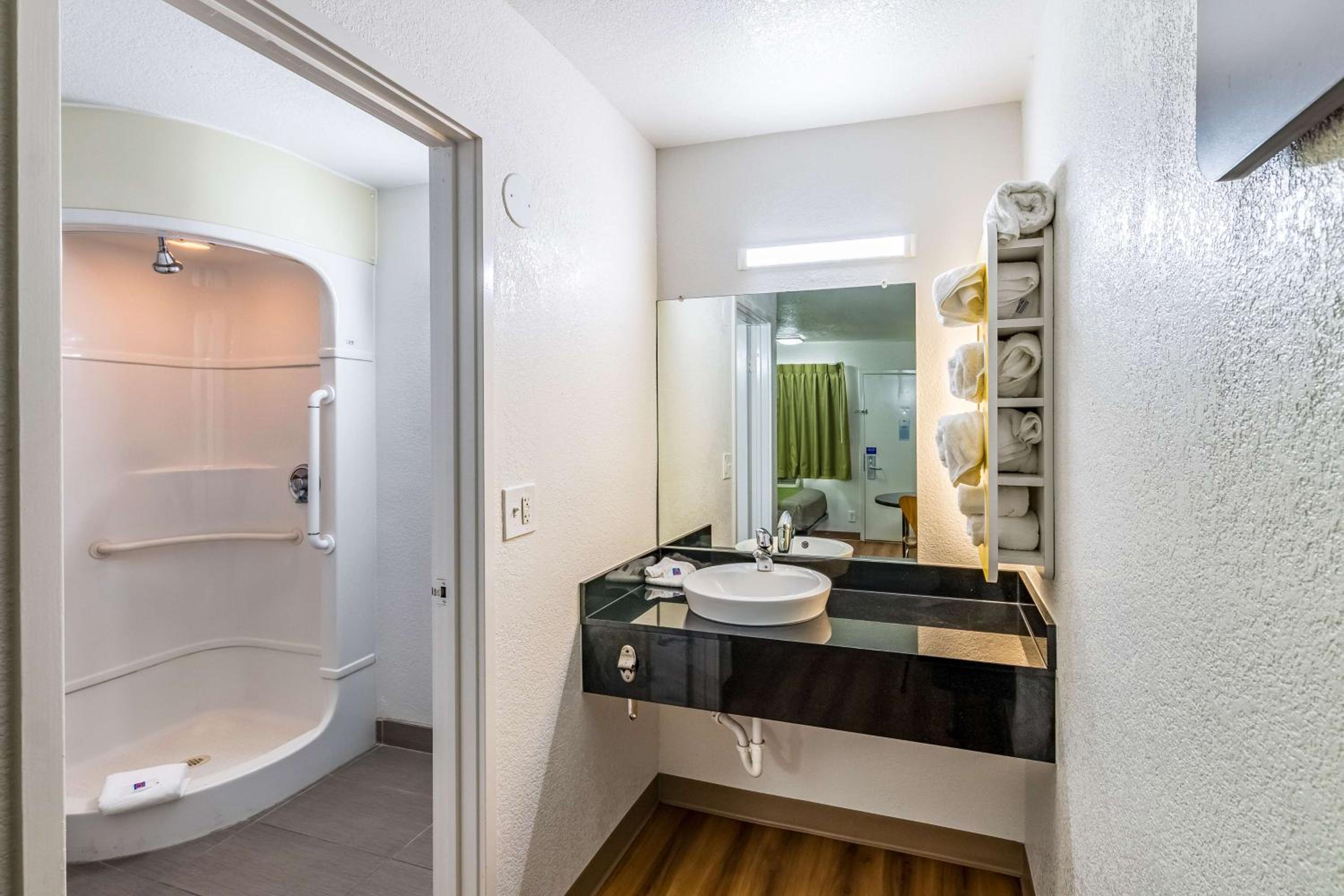 Quadruple Room - Non-Smoking photo 3