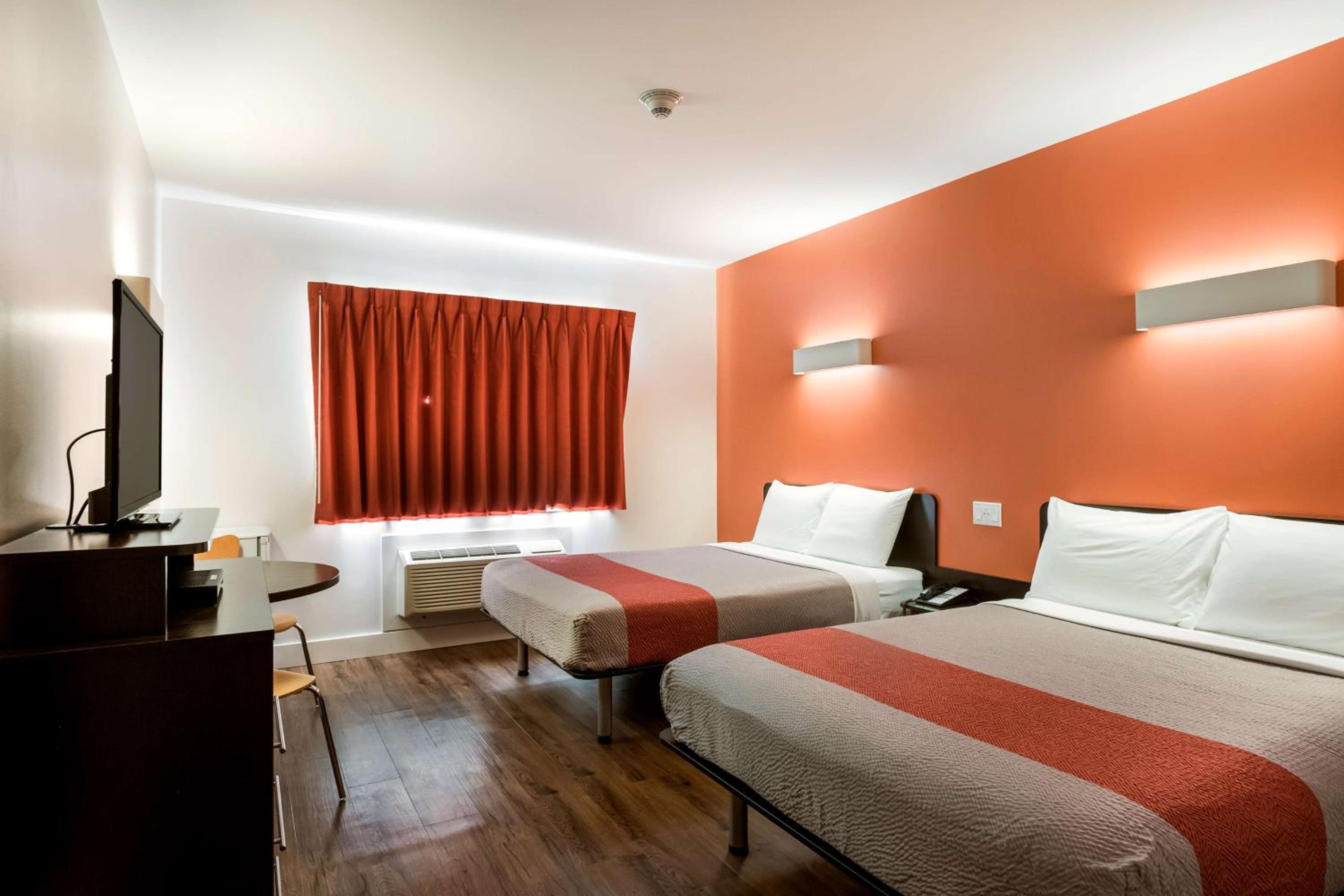 Deluxe Queen Room with Two Queen Beds - Non-Smoking - Photo 5