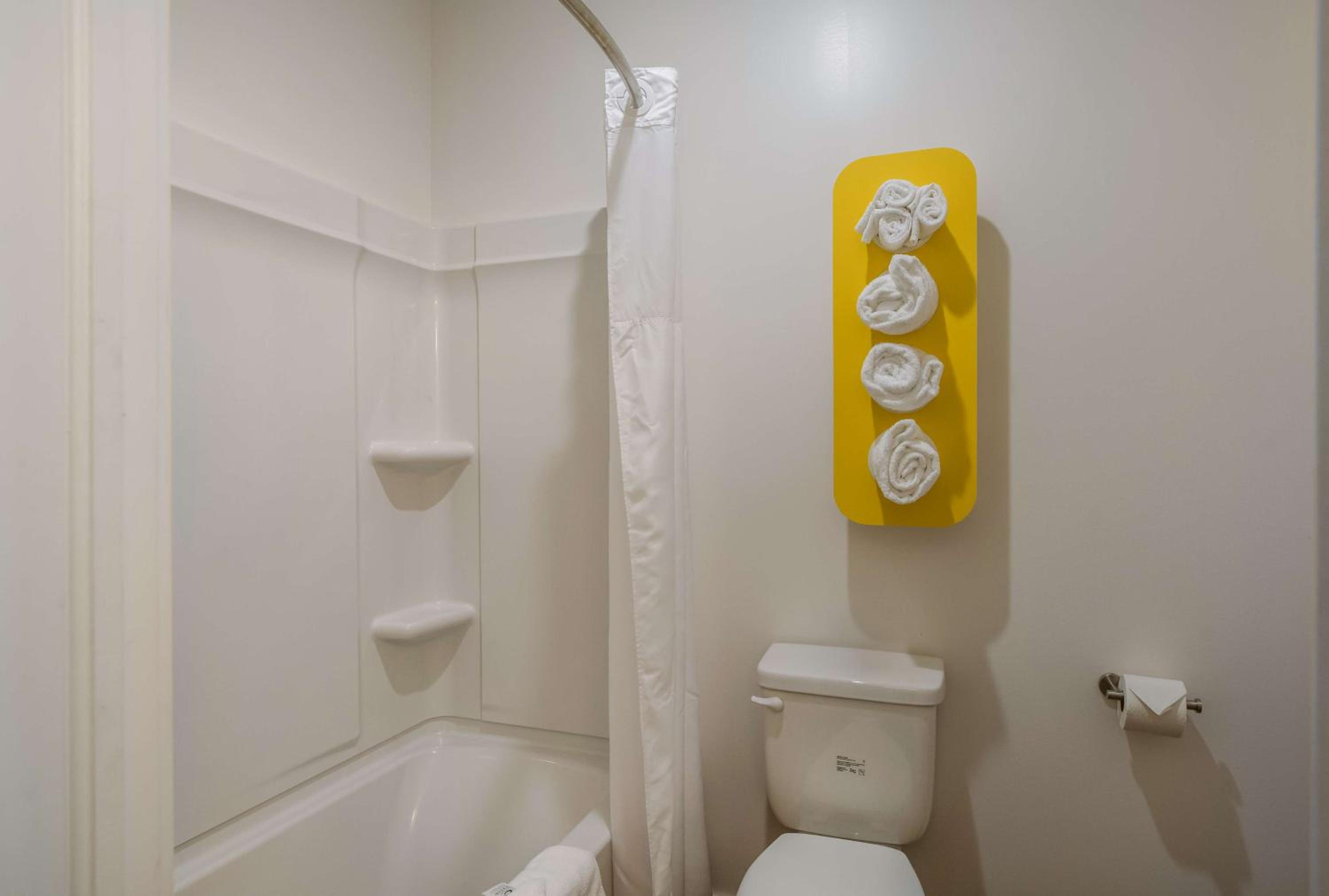 Deluxe King Room - Non-Smoking - Photo 5