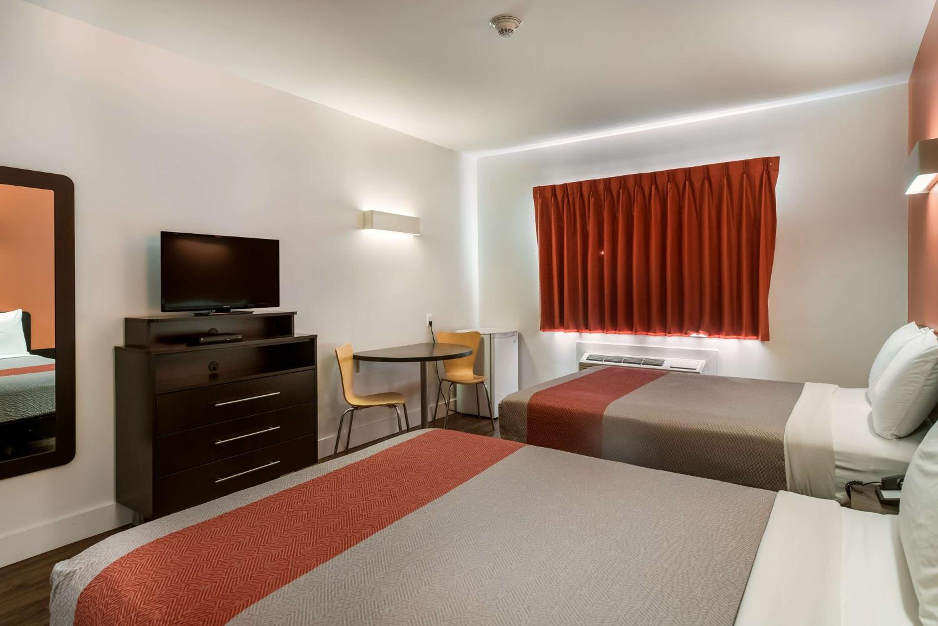 Deluxe Queen Room with Two Queen Beds - Non-Smoking - Photo 7