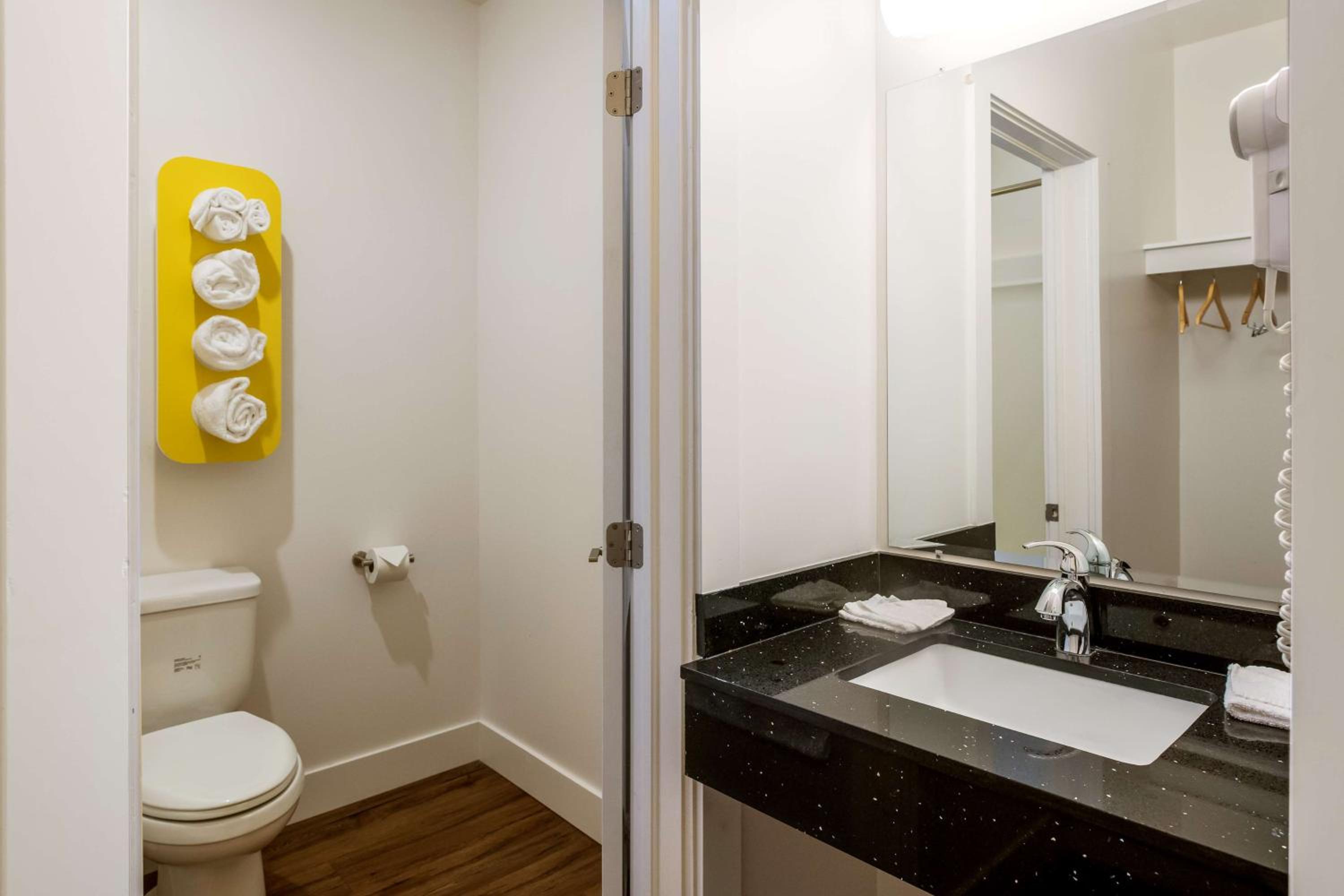 Deluxe King Room - Non-Smoking - Photo 6