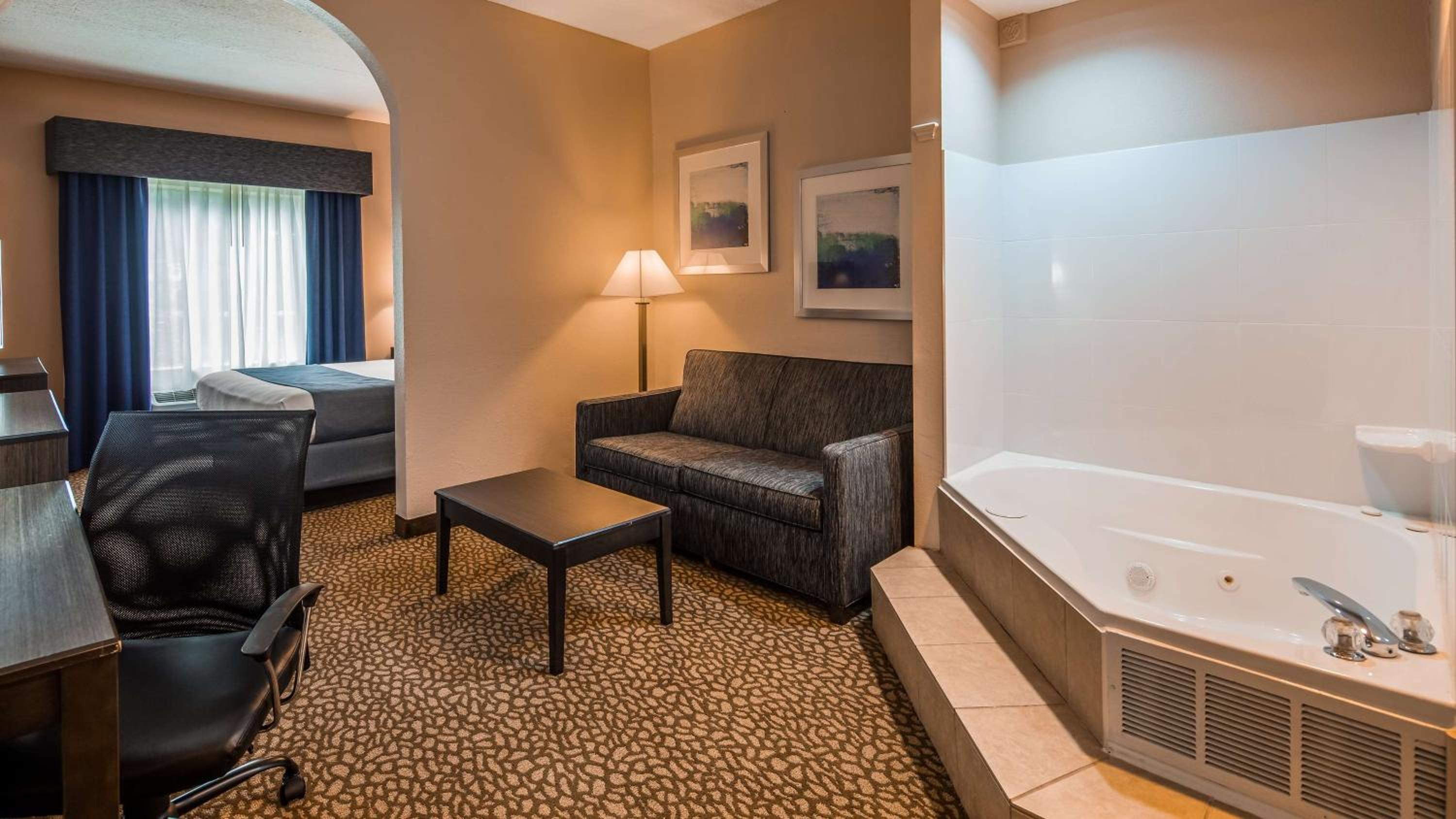 King Suite with Spa Bath and Sofa Bed - Non-Smoking - Photo 1
