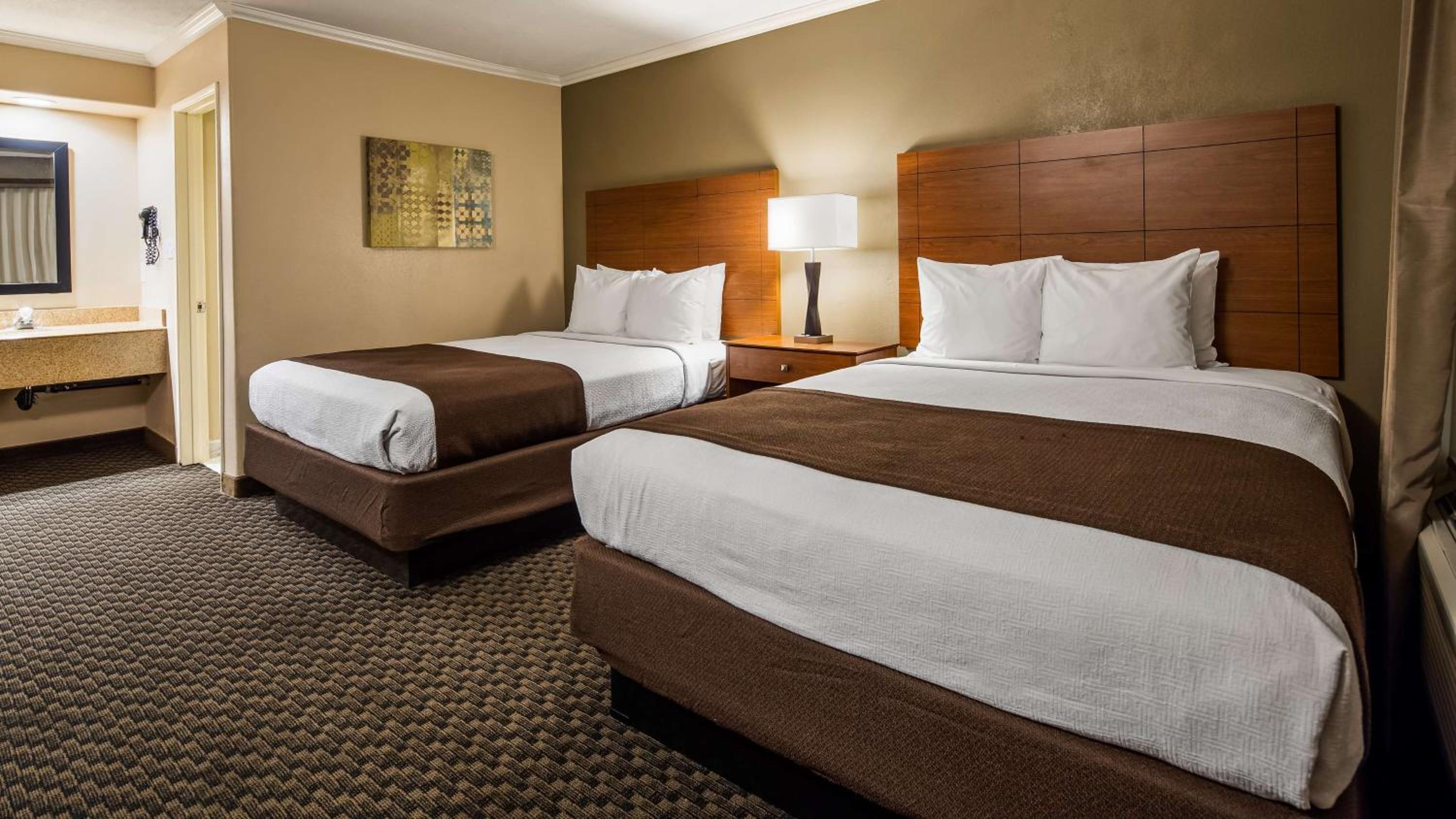 Queen Room with Two Queen Beds - Non-Smoking - Photo 6