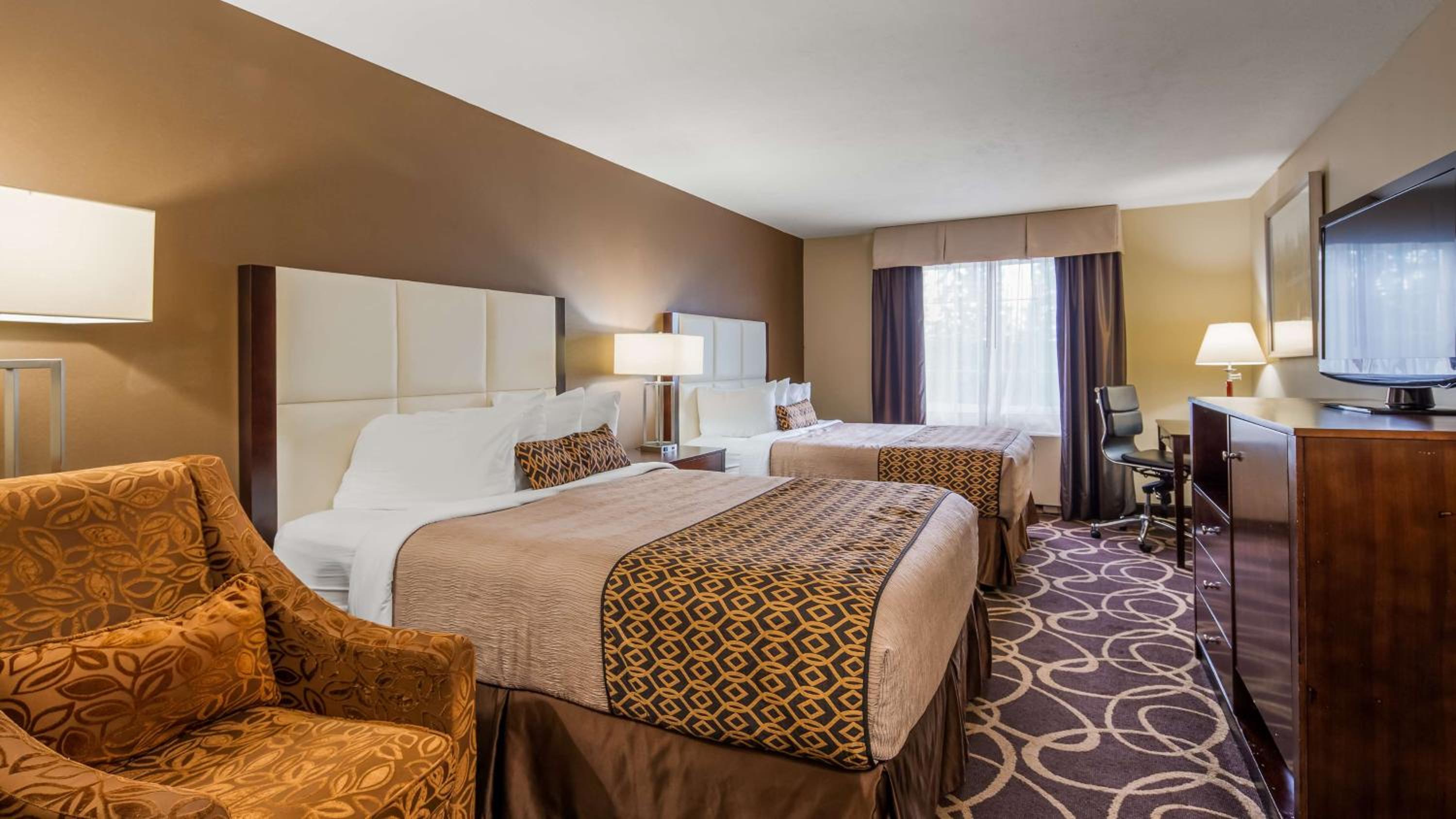 Queen Room with Two Queen Beds - Non-Smoking - Photo 2