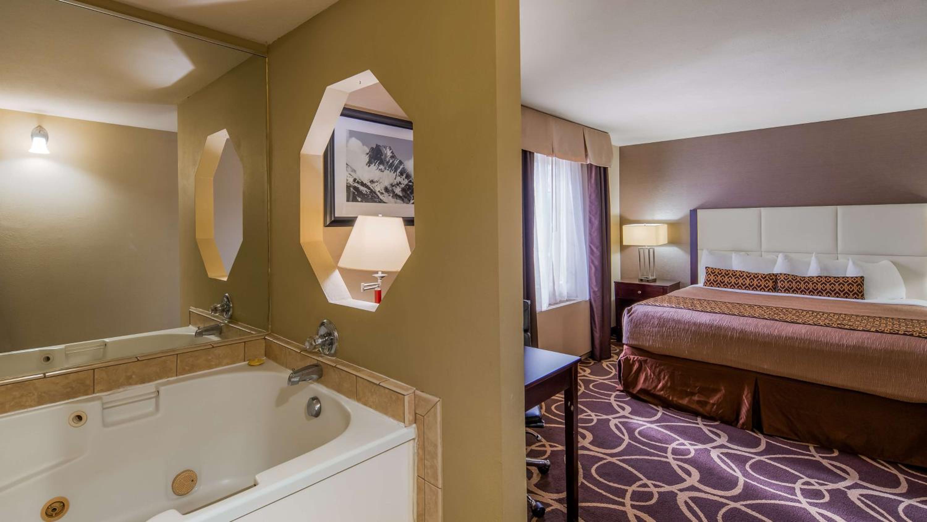 King Suite with Whirlpool - Non-Smoking - Photo 2