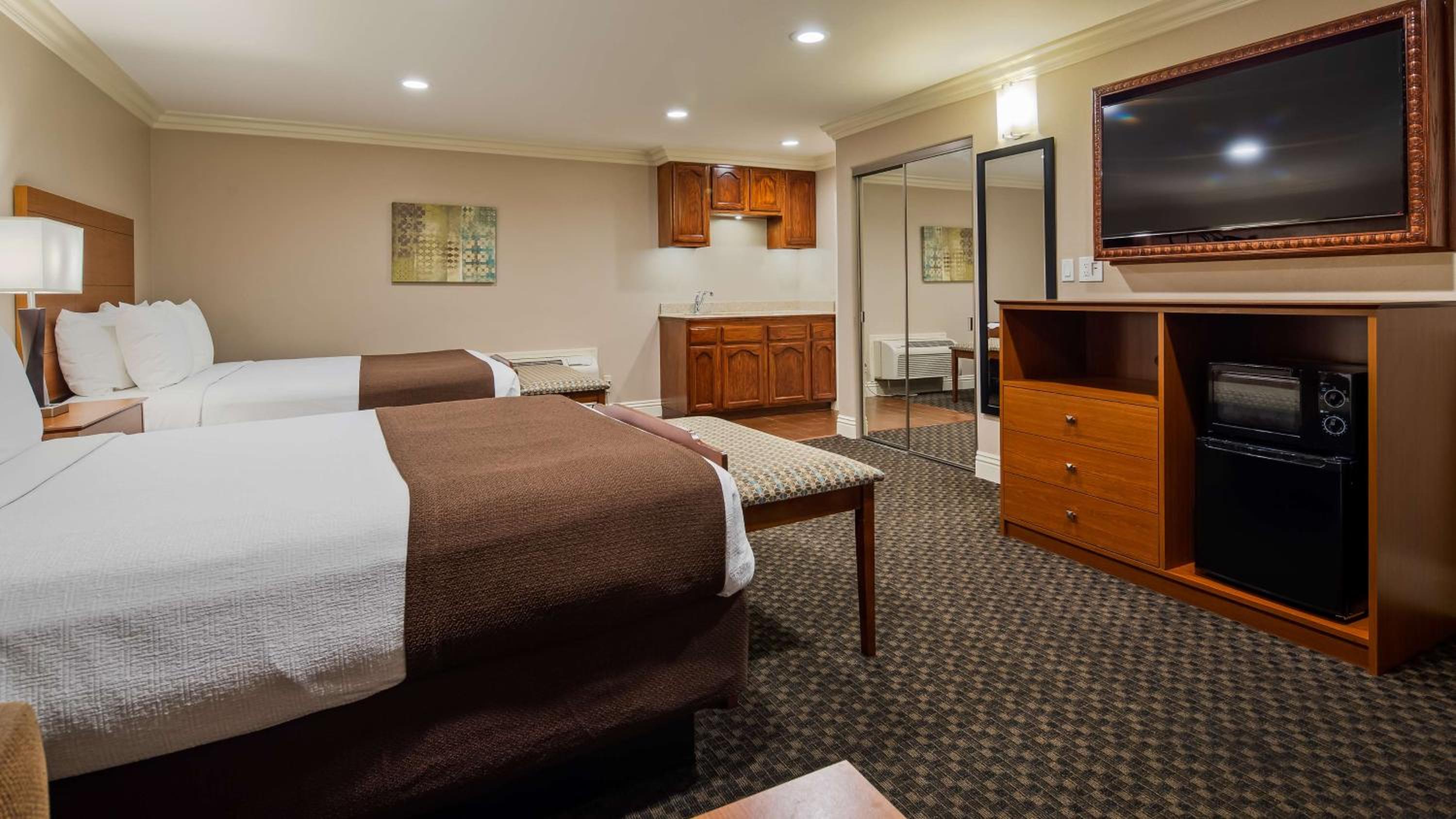 Queen Suite with Two Queen Beds - Non-Smoking - Photo 1