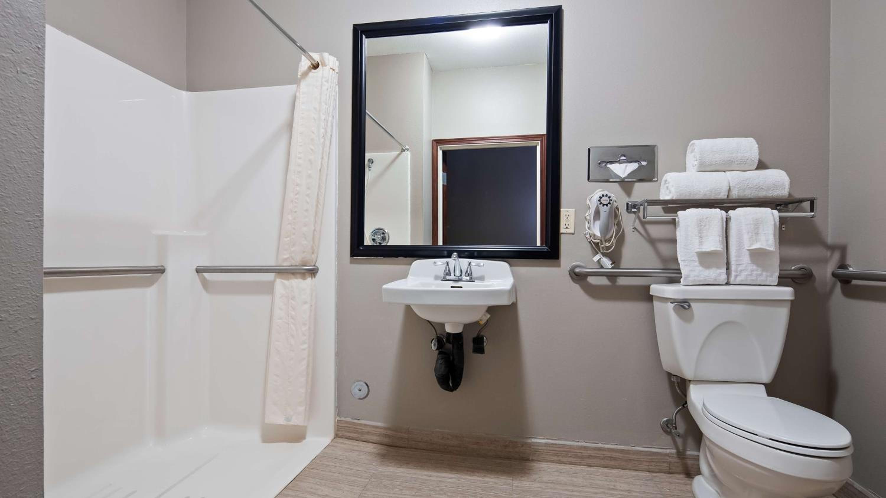 King Room with Roll-in Shower - Disability Access/Non-Smoking photo 2