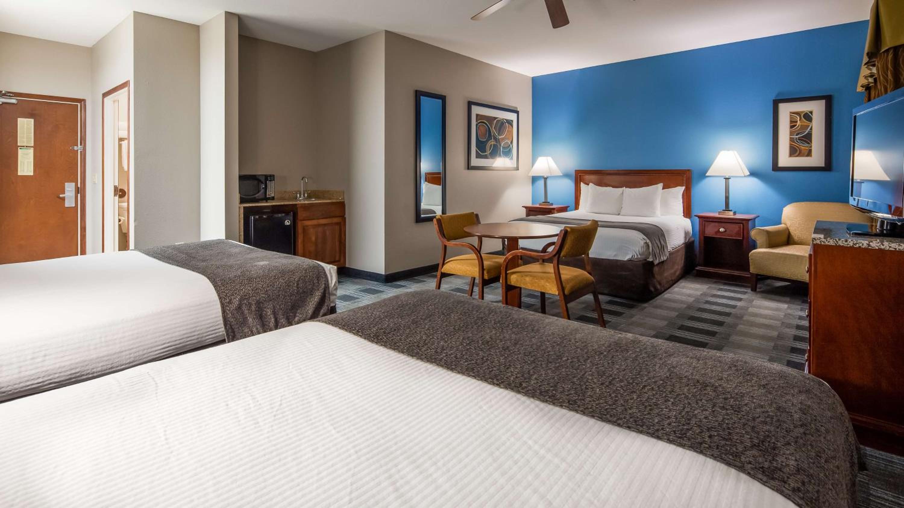 Queen Room with Three Queen Beds - Non-smoking photo 1