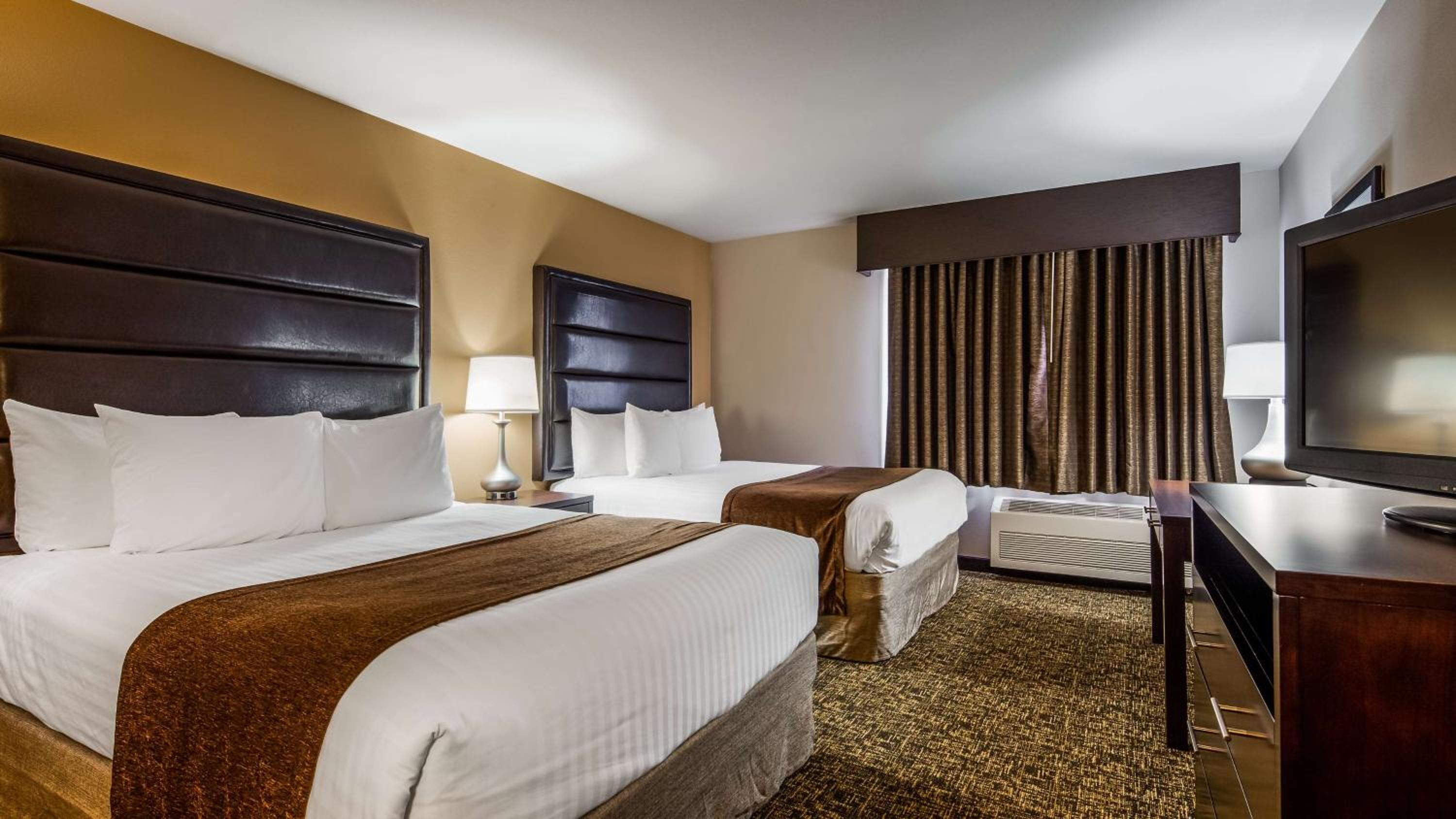 Queen Room with Two Queen Beds photo 2