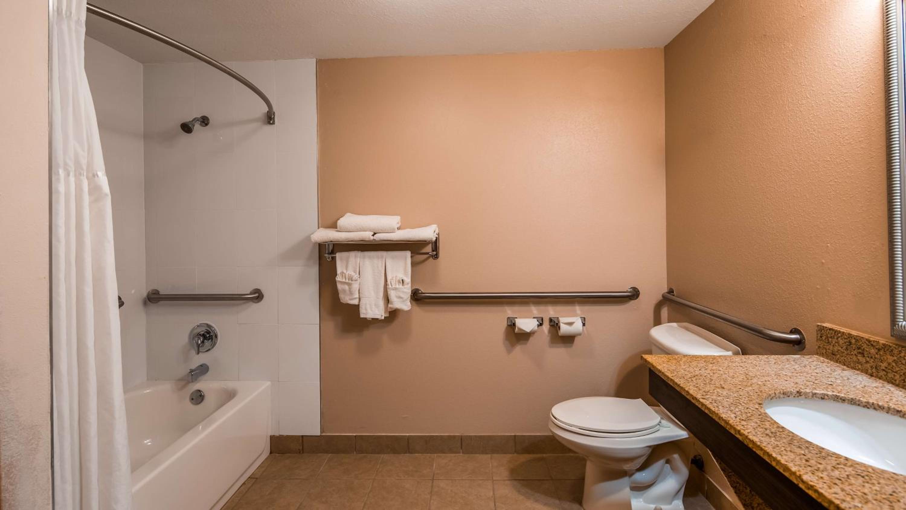 King Room - Disability Access Tub - Photo 3