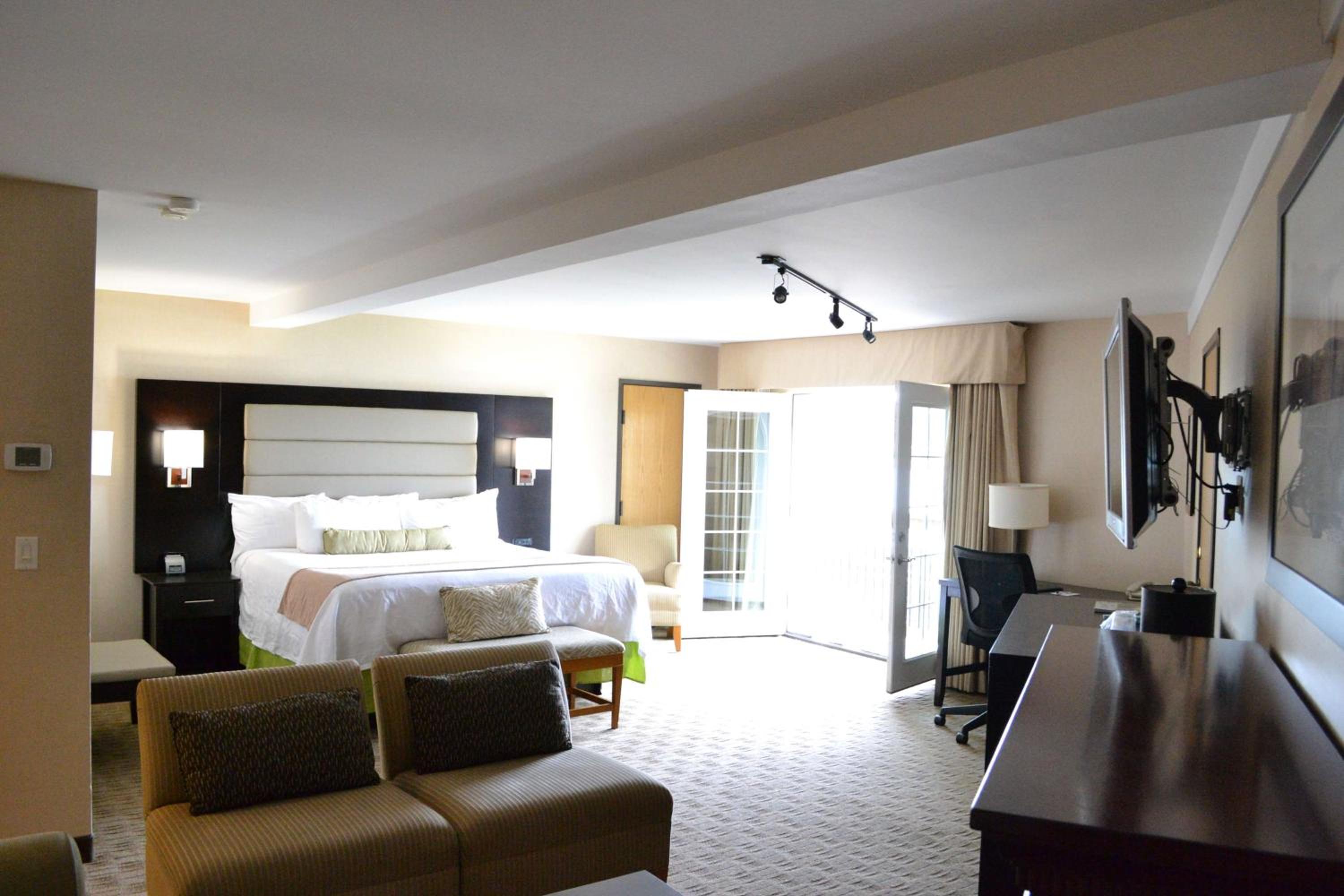 King Room with Water View and Spa Bath - Photo 1