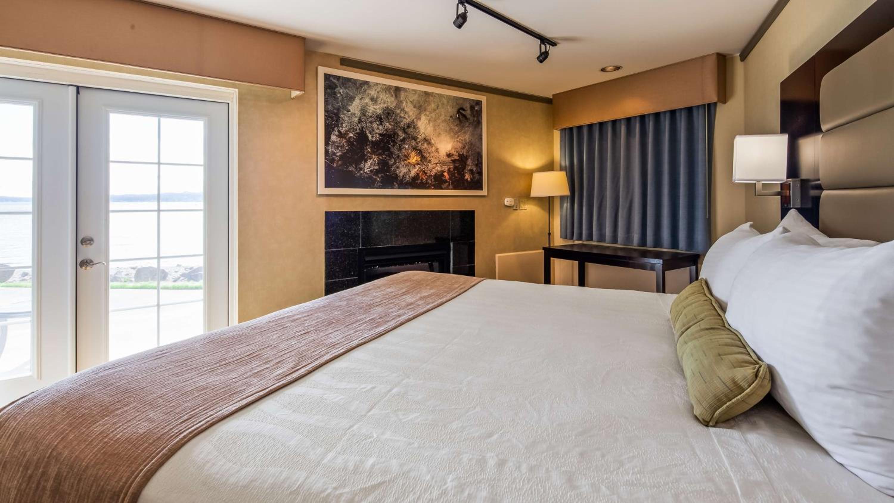 King Room - Water View - Balcony - Non Smoking - Photo 1